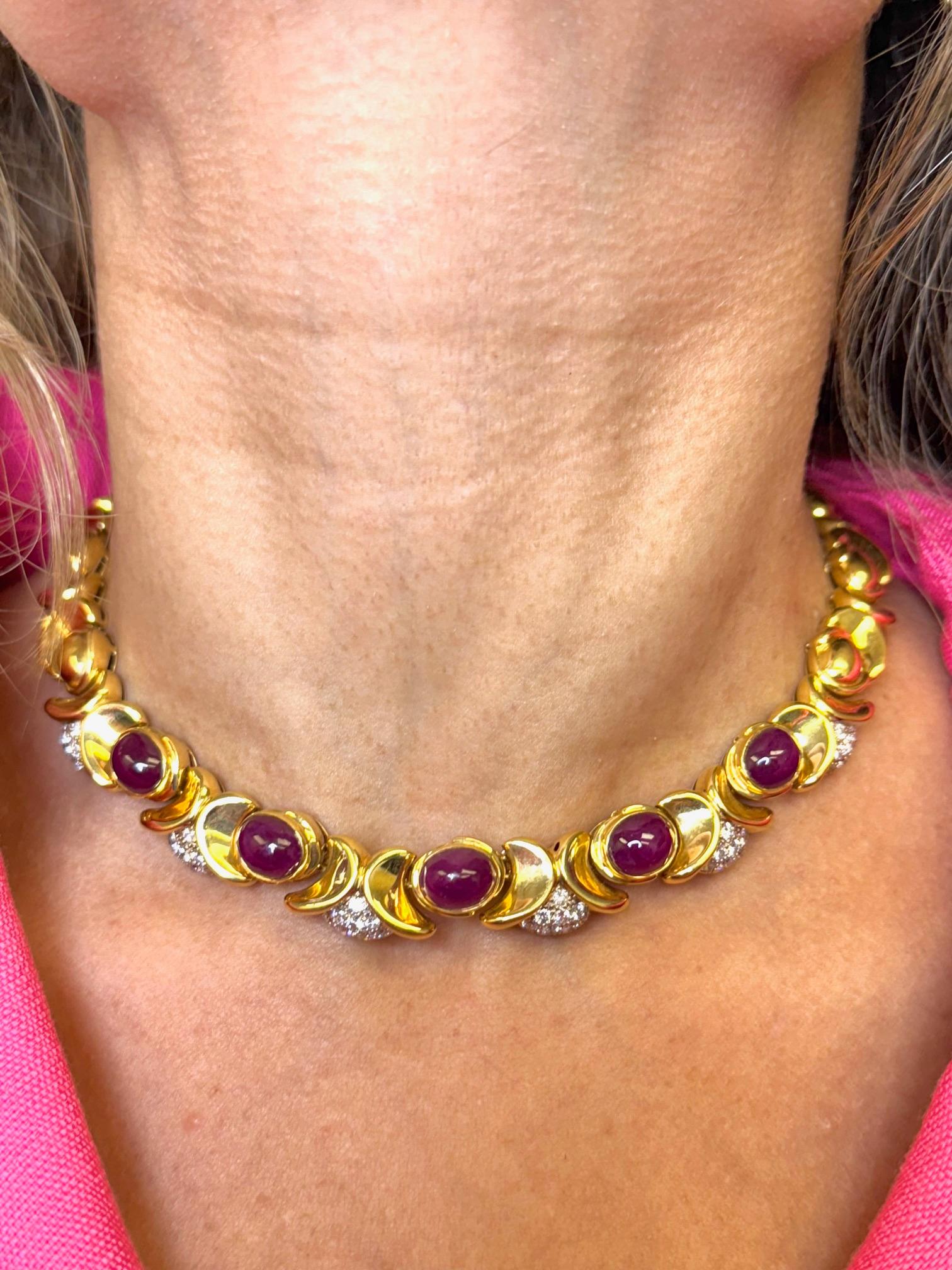 Collar de oro amarillo de 18 quilates con cabujón de rubí y diamantes en venta 3