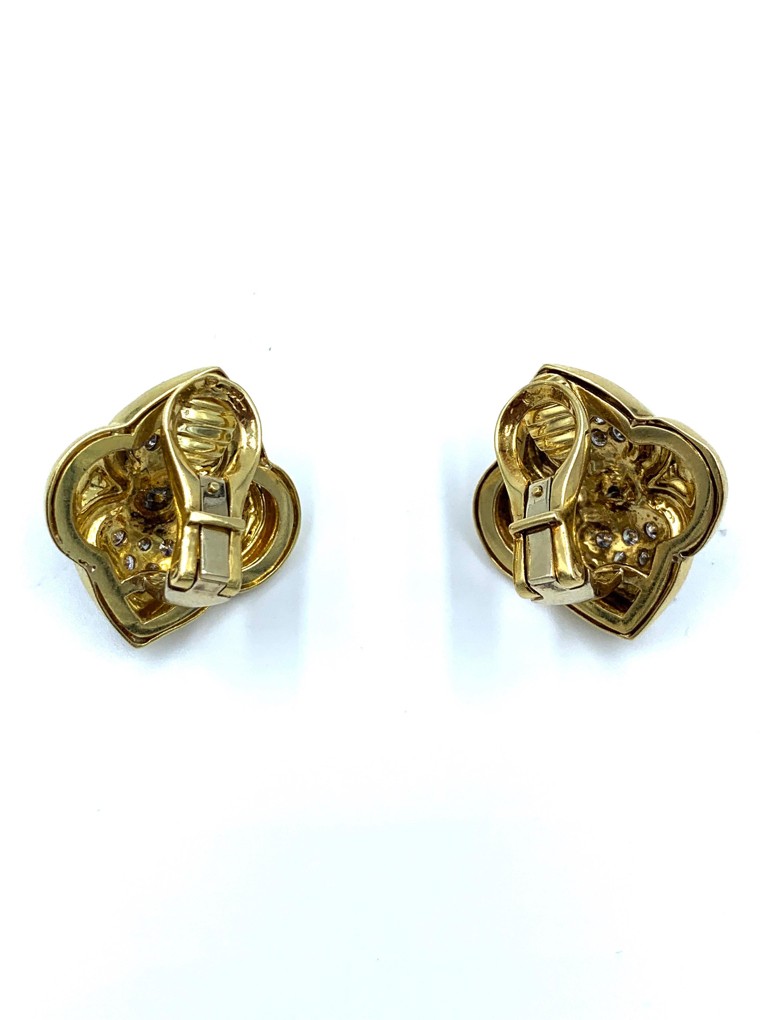 Superbes boucles d'oreilles en or jaune massif 18 kt avec 0,18 carats de diamants et un saphir cabochon. 