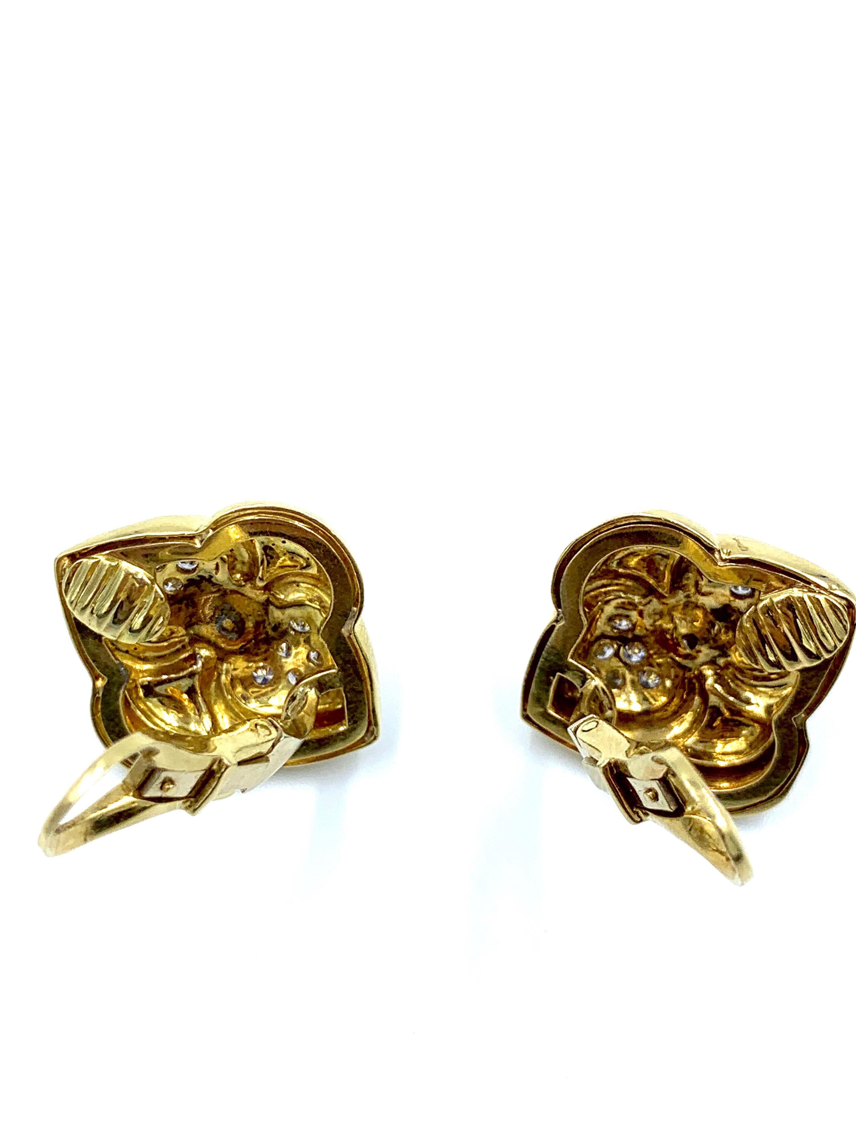 Clips d'oreilles en or jaune 18 carats avec cabochon de saphir et diamants Bon état - En vente à West Palm Beach, FL