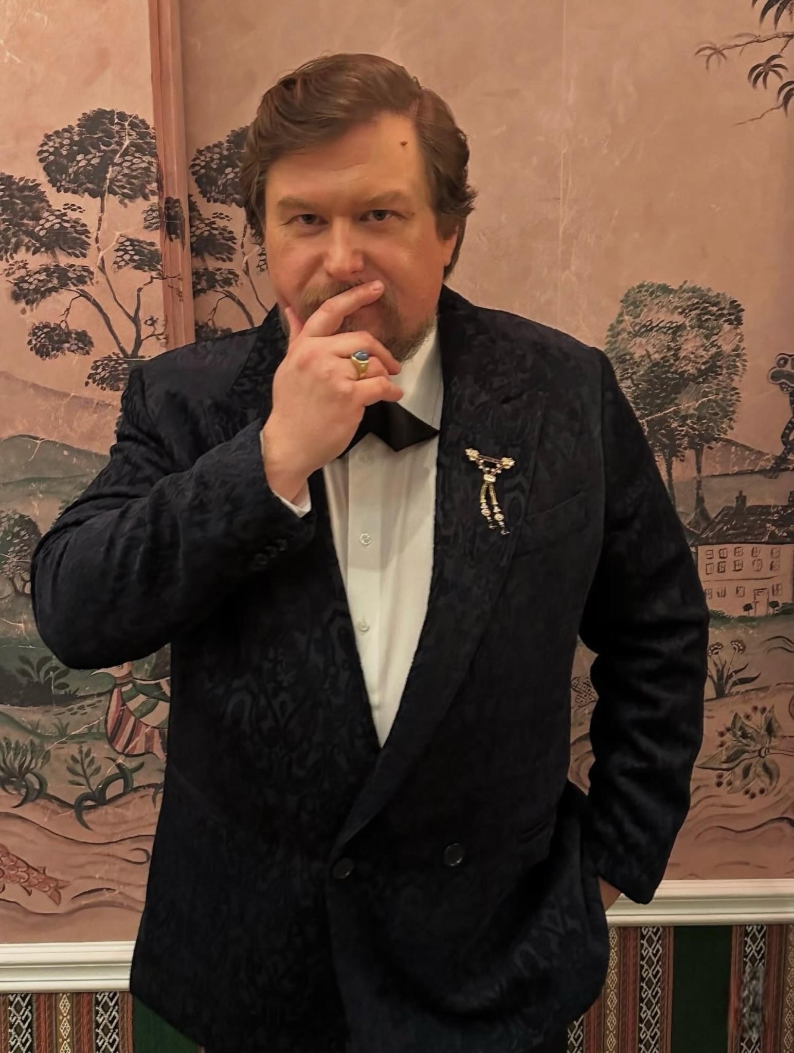 18 Karat Gelbgold Cabochon Sternsaphir und Diamantring im Angebot 5