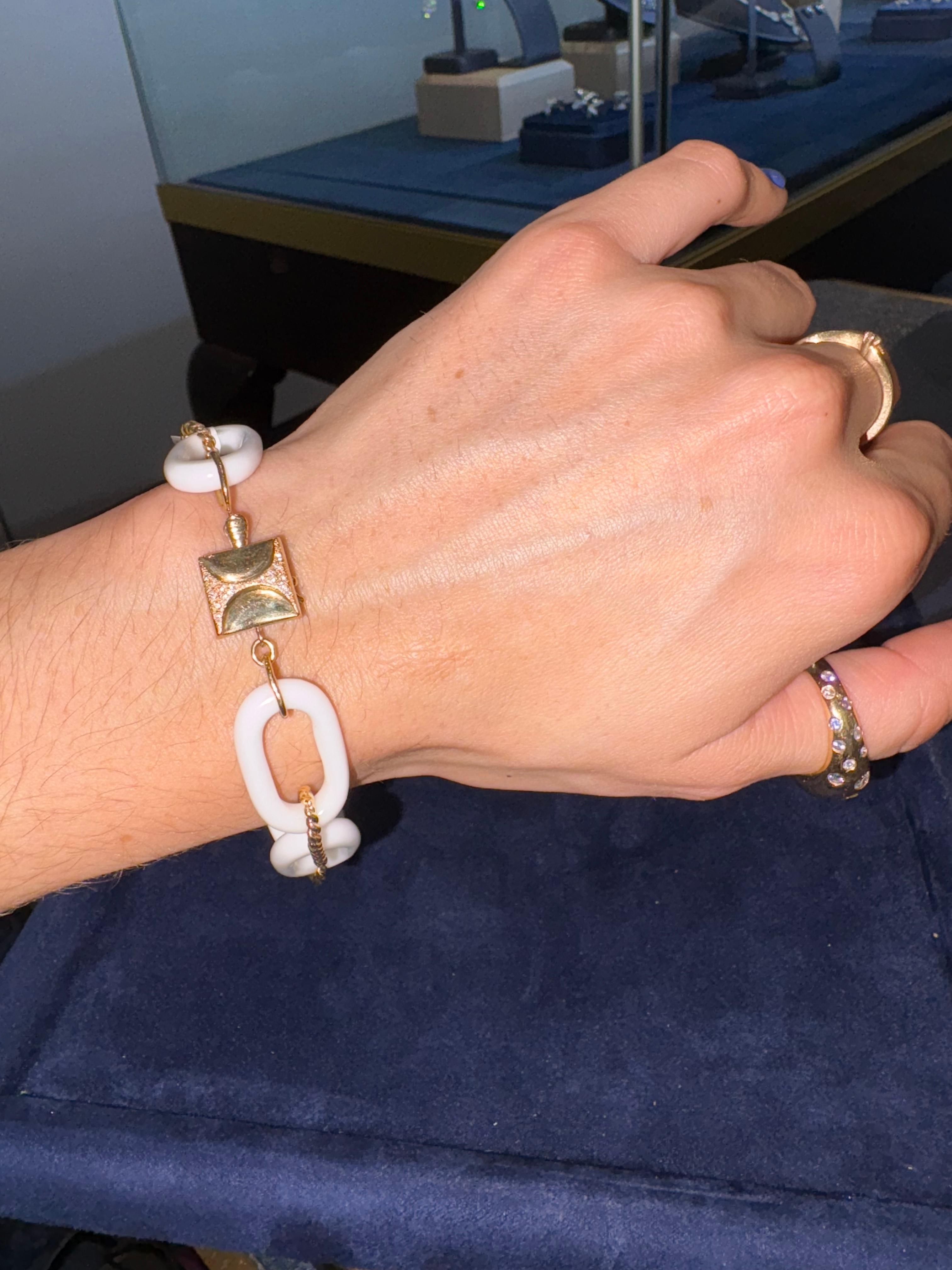 Artisan Bracelet en or jaune 18K à maillons en câble en opale de Cacholong avec diamants en vente