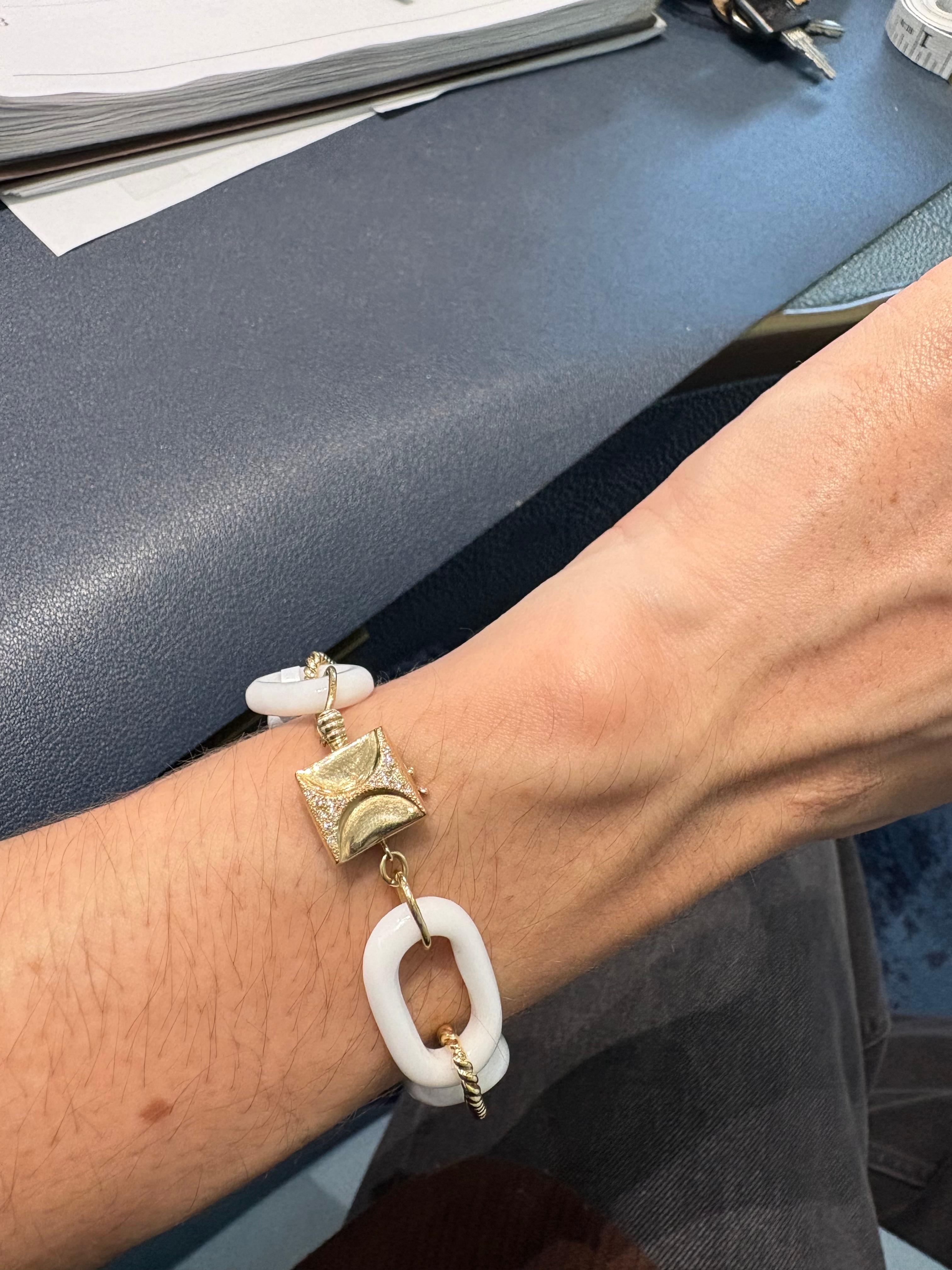 Taille brillant Bracelet en or jaune 18K à maillons en câble en opale de Cacholong avec diamants en vente