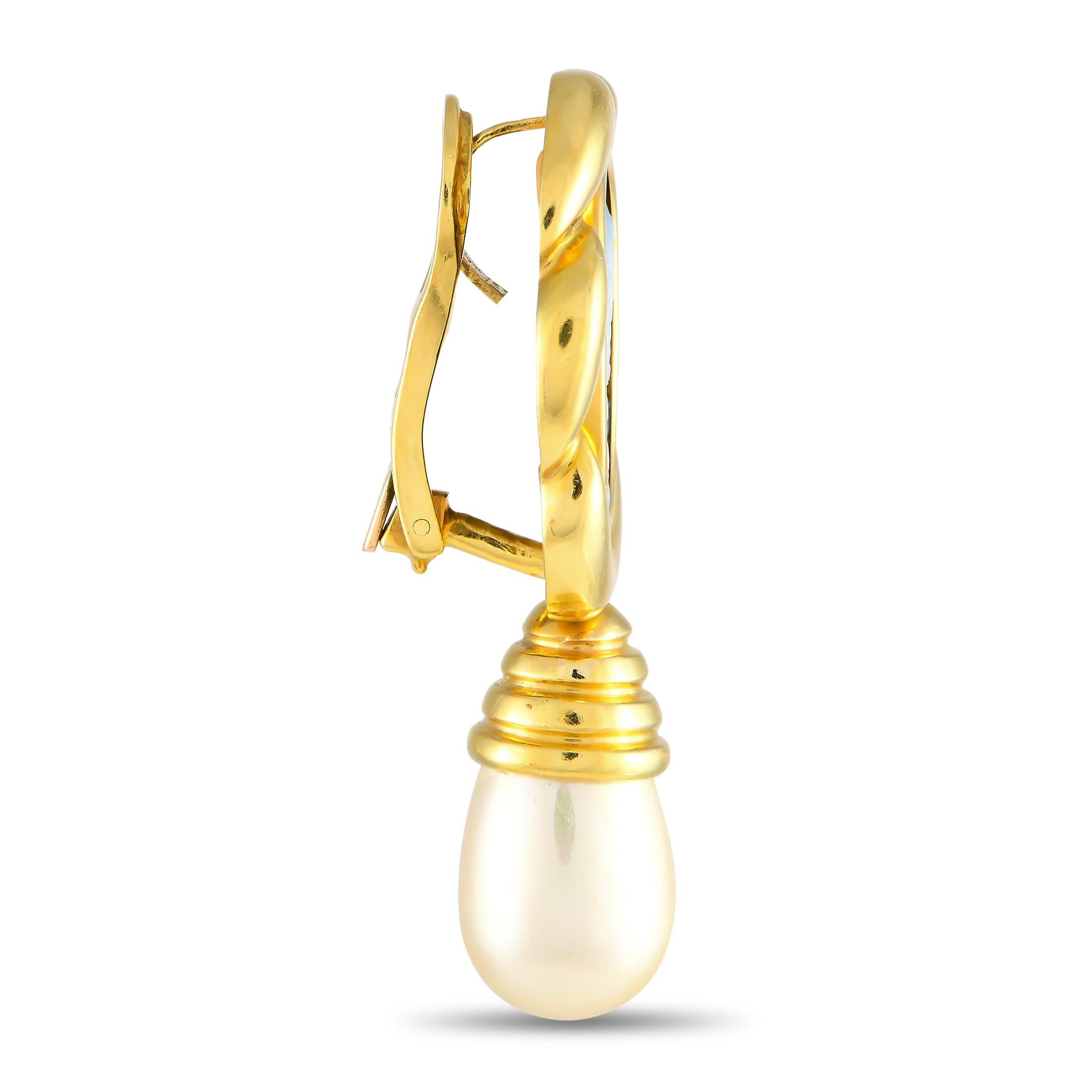 Ces boucles d'oreilles camées et perles sont un moyen facile d'ajouter de l'intérêt à votre look. Réalisées en or jaune 18 carats, elles présentent l'image d'une femme dans un cadre ovale à la bordure festonnée. Cette paire de boucles d'oreilles en