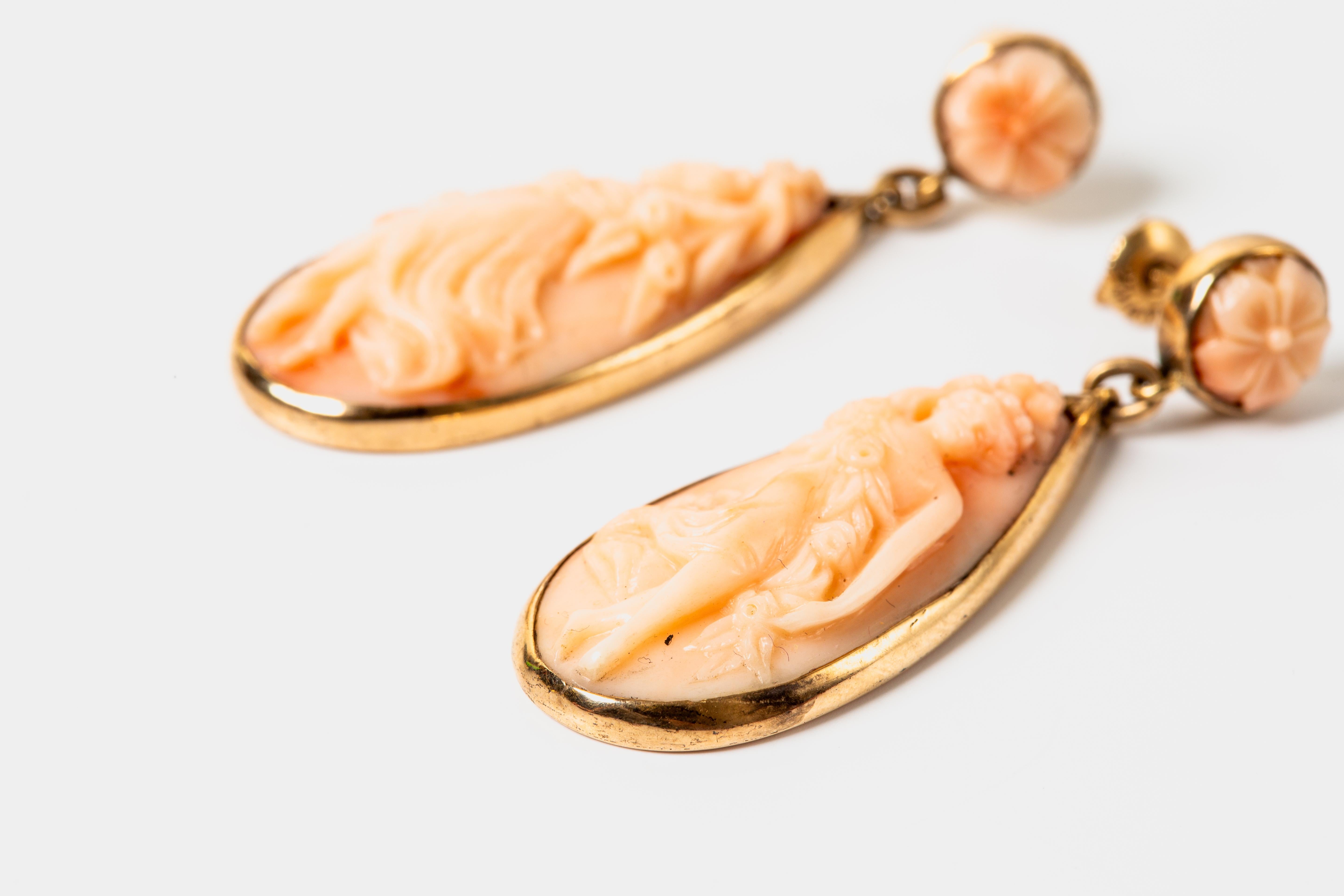 18k Gelbgold Cameo Engelshaut Korallen Ohrringe/Schrauben zurück (Tropfenschliff) im Angebot