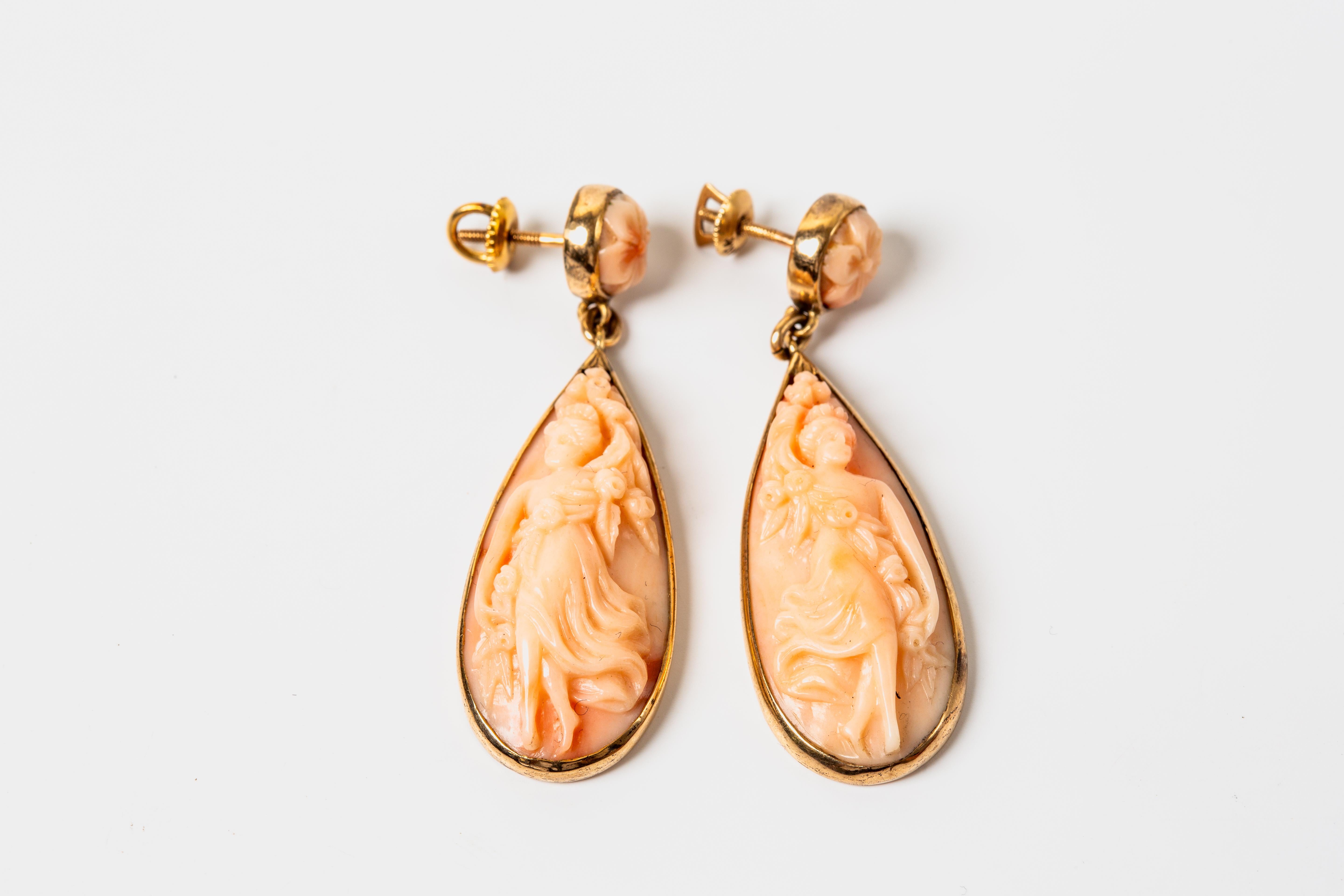 18k Gelbgold Cameo Engelshaut Korallen Ohrringe/Schrauben zurück im Zustand „Gut“ im Angebot in Bernardsville, NJ