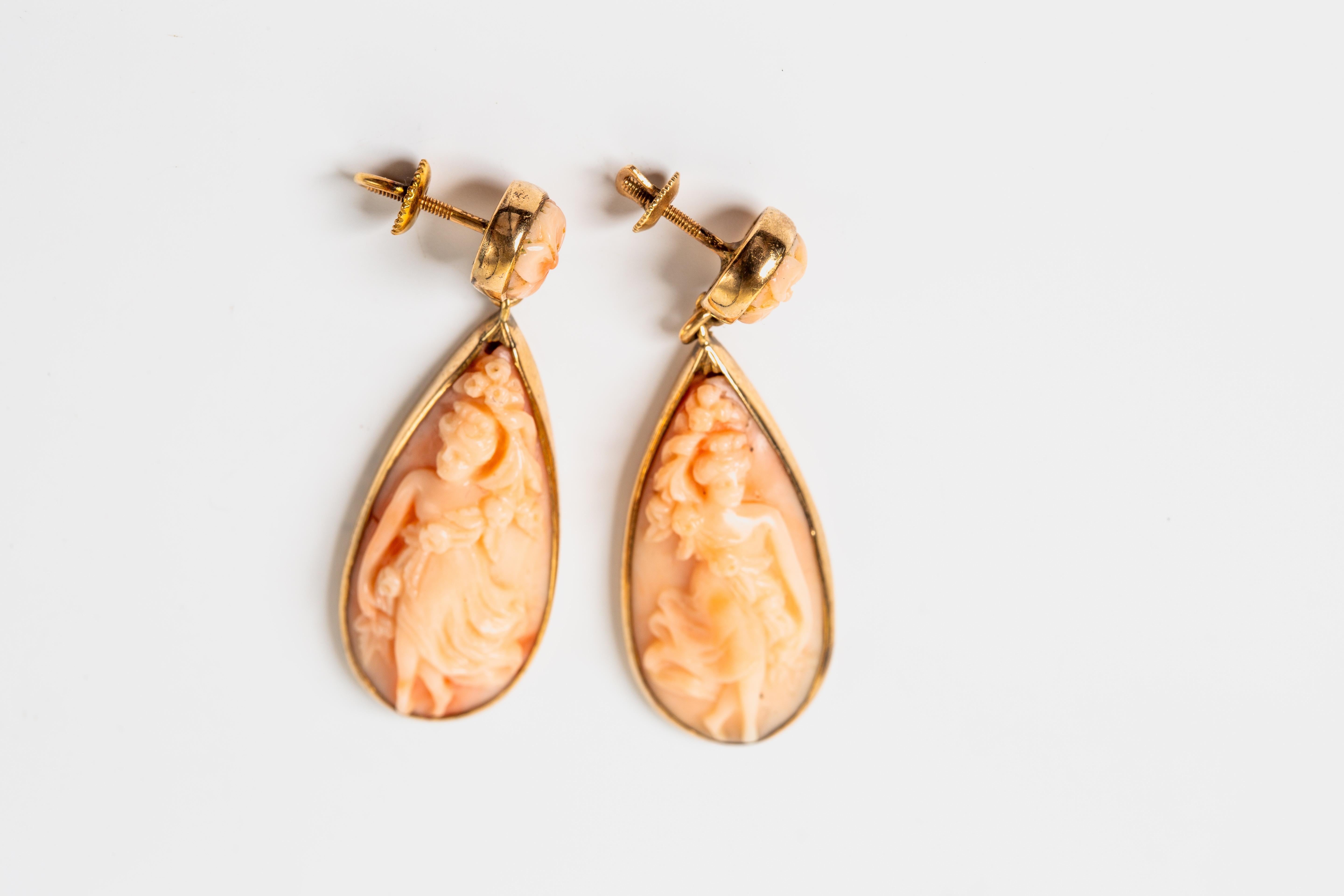 18k Gelbgold Cameo Engelshaut Korallen Ohrringe/Schrauben zurück für Damen oder Herren im Angebot