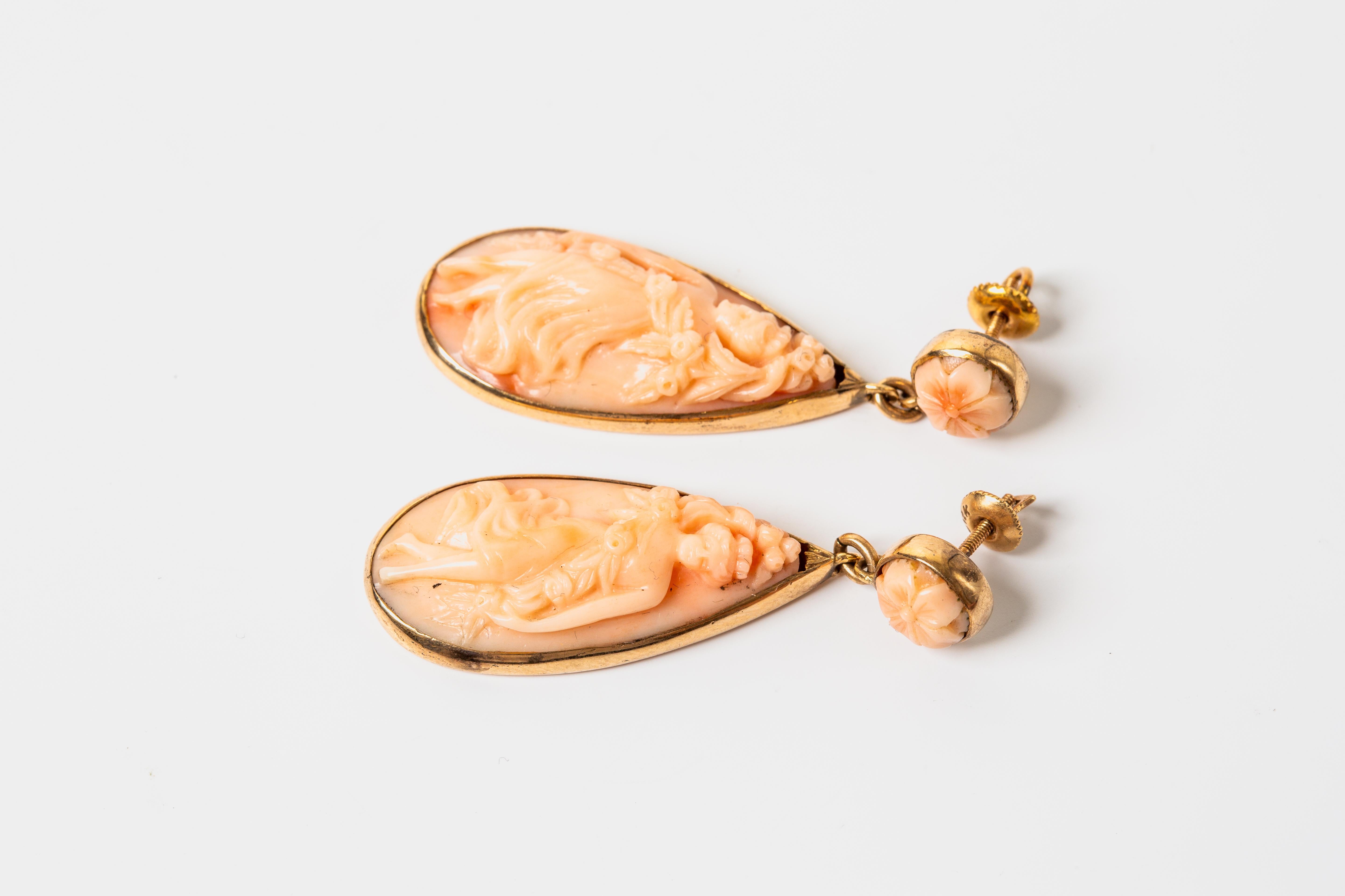 18k Gelbgold Cameo Engelshaut Korallen Ohrringe/Schrauben zurück im Angebot 1
