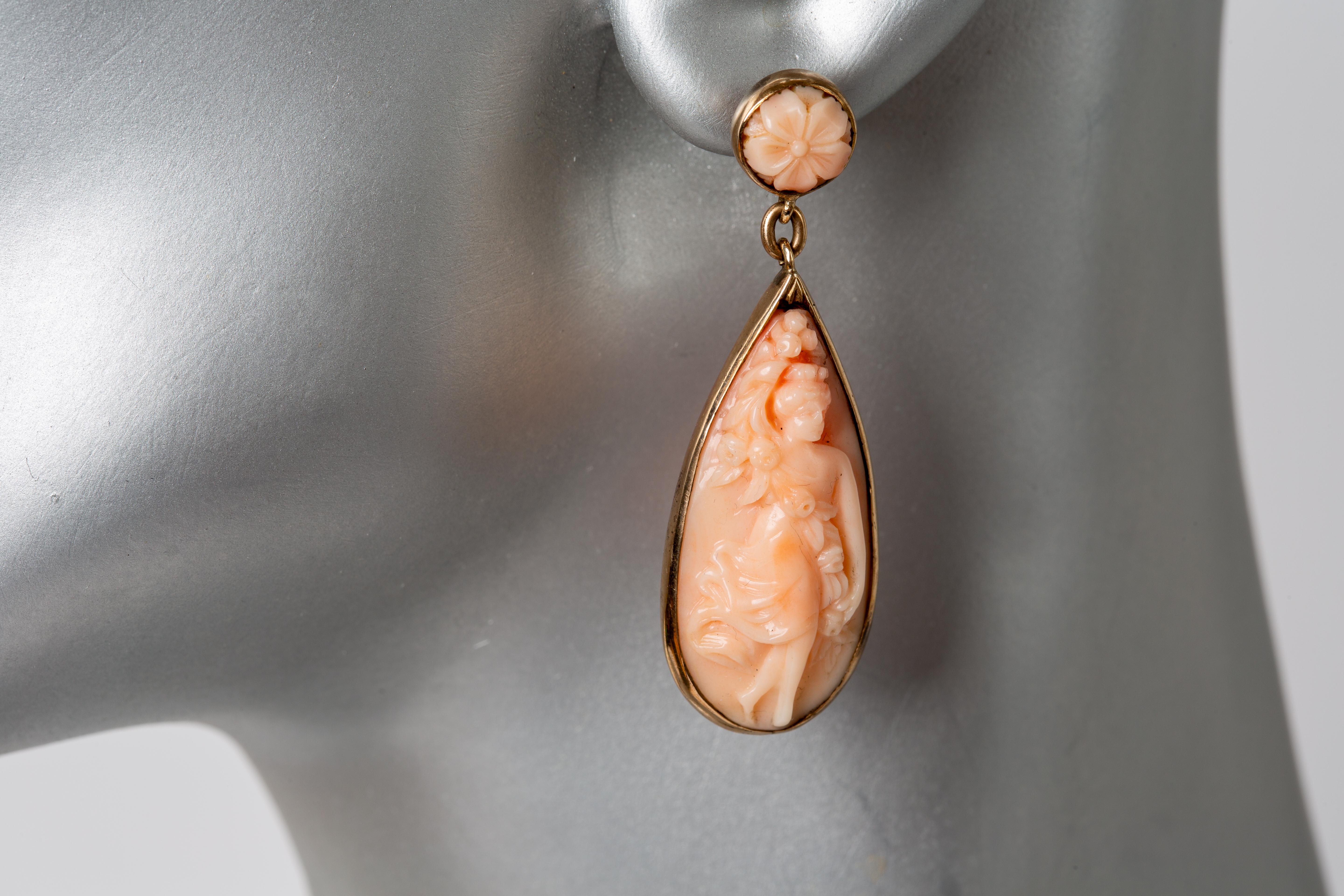 18k Gelbgold Cameo Engelshaut Korallen Ohrringe/Schrauben zurück im Angebot 2