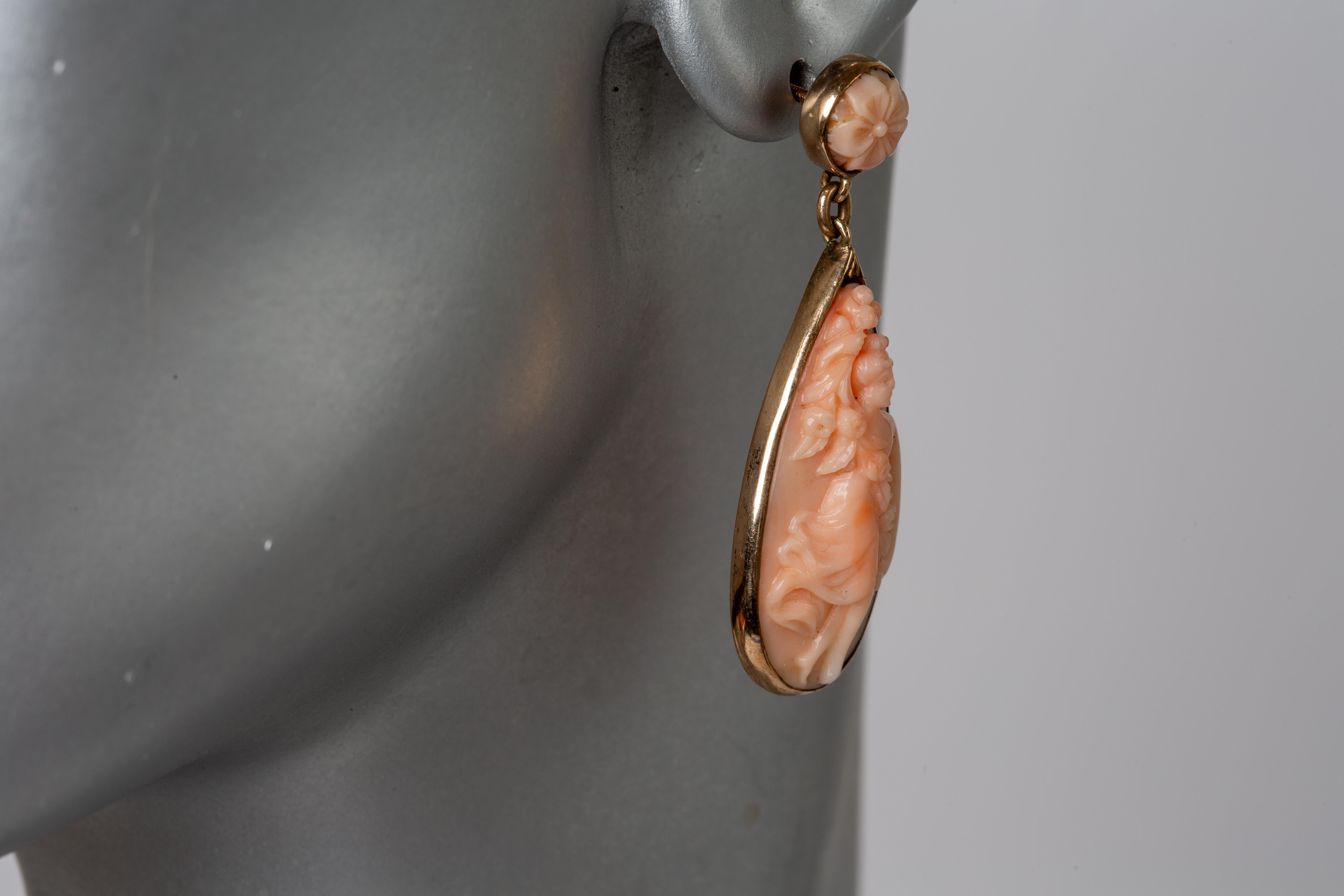 18k Gelbgold Cameo Engelshaut Korallen Ohrringe/Schrauben zurück im Angebot 3