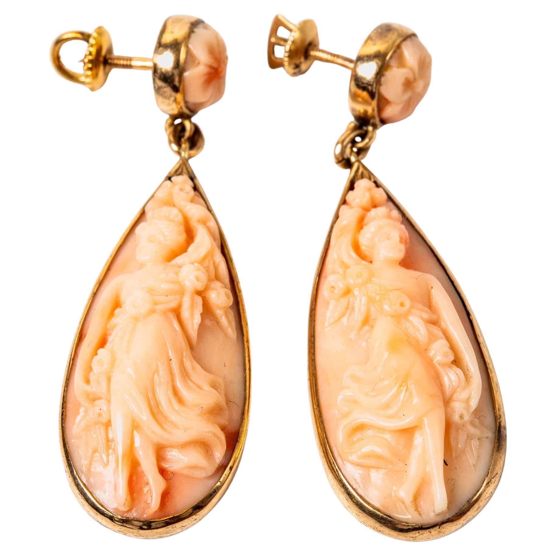 18k Gelbgold Cameo Engelshaut Korallen Ohrringe/Schrauben zurück im Angebot