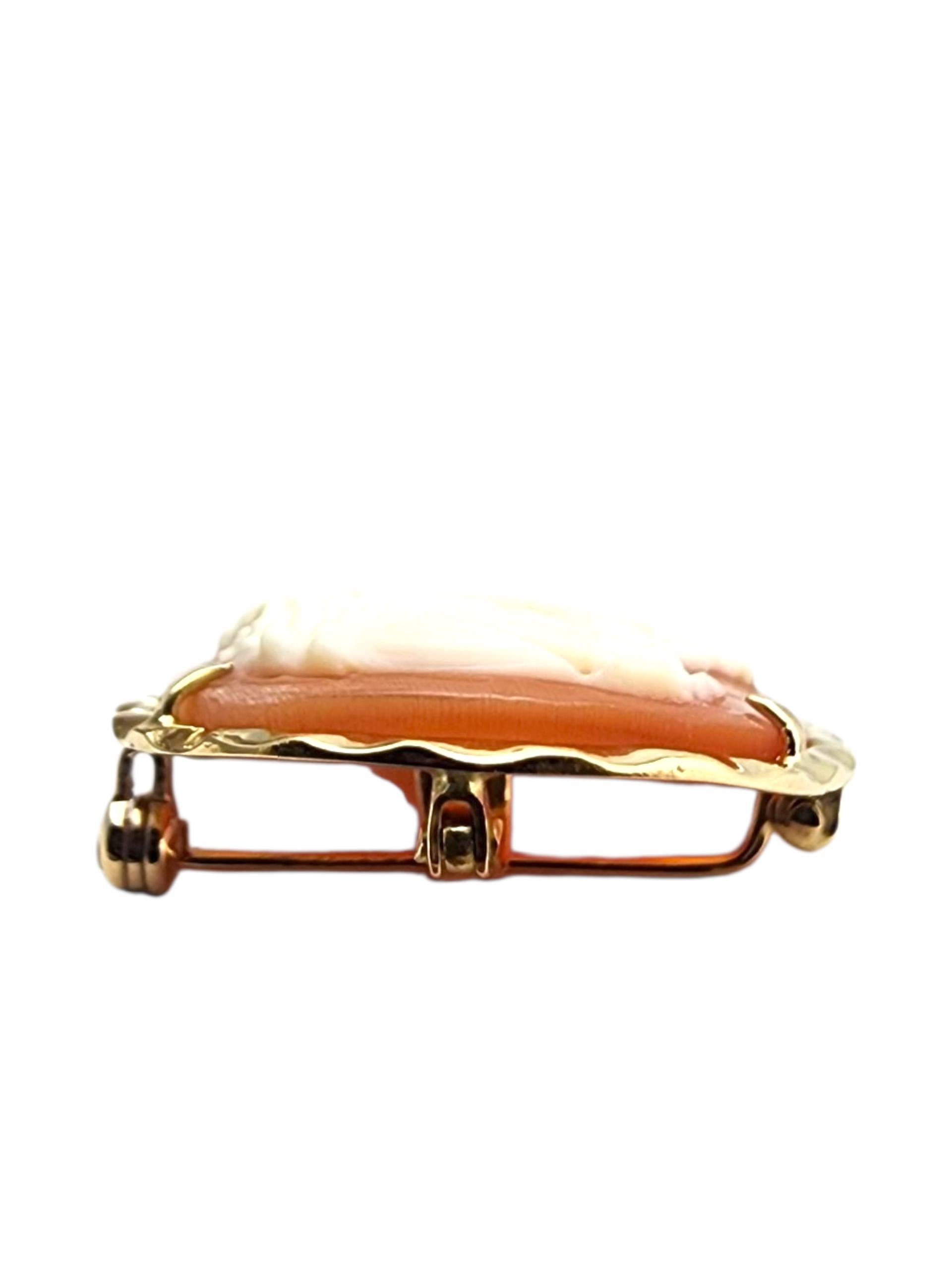 Donna Spilla e ciondolo con cammeo in oro giallo 18 carati #22879 in vendita