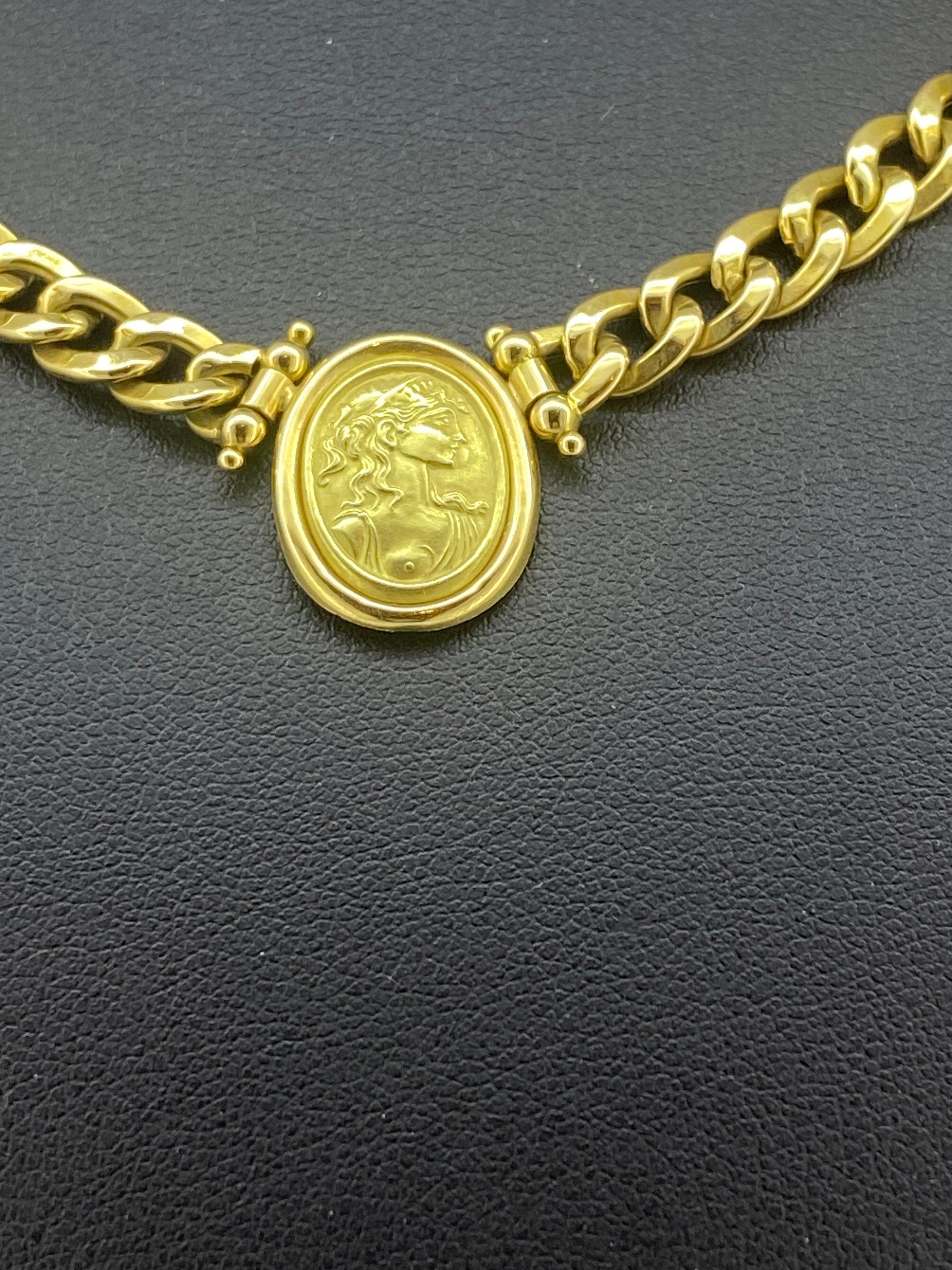 18 Karat Gelbgold Kamee-Anhänger Italienische Vintage-Halskette, geschwungene Glieder, 44 cm lang. (Retro) im Angebot