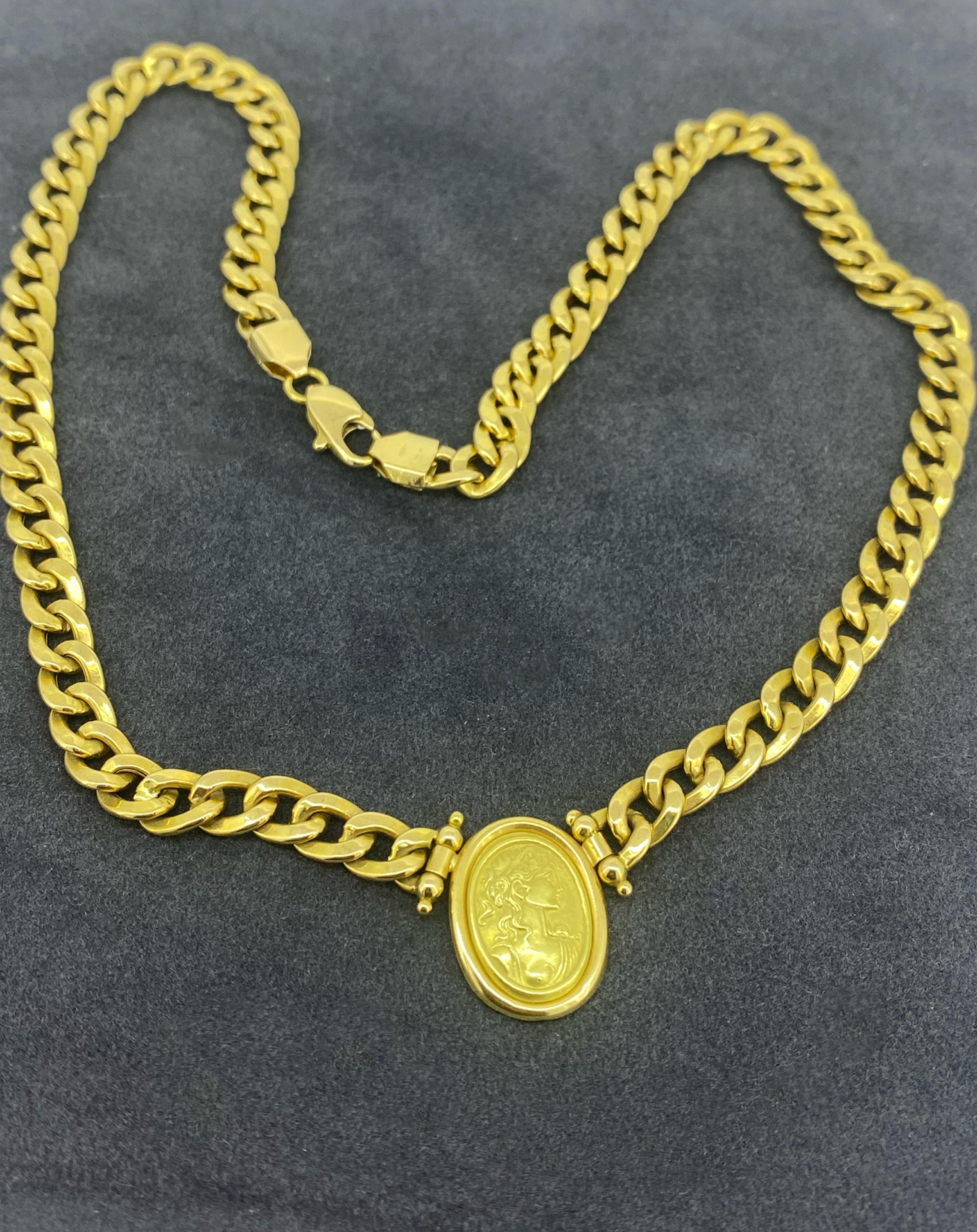 18K Yellow Gold Cameo Pendant Italian Vintage Necklace, Curb Links, 44cm long. In Excellent Condition For Sale In MELBOURNE, AU