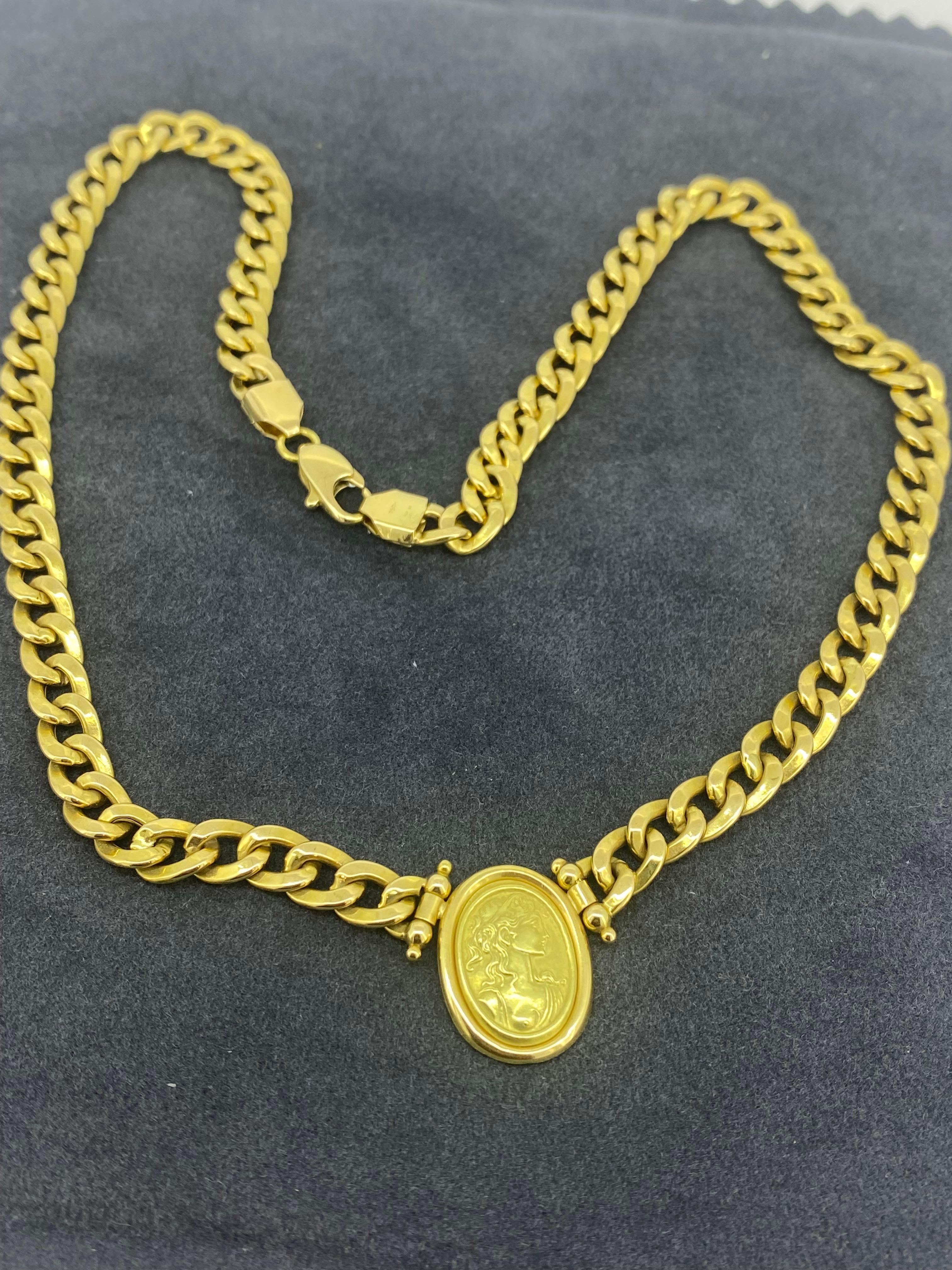 18K Yellow Gold Cameo Pendant Italian Vintage Necklace, Curb Links, 44cm long. For Sale 1