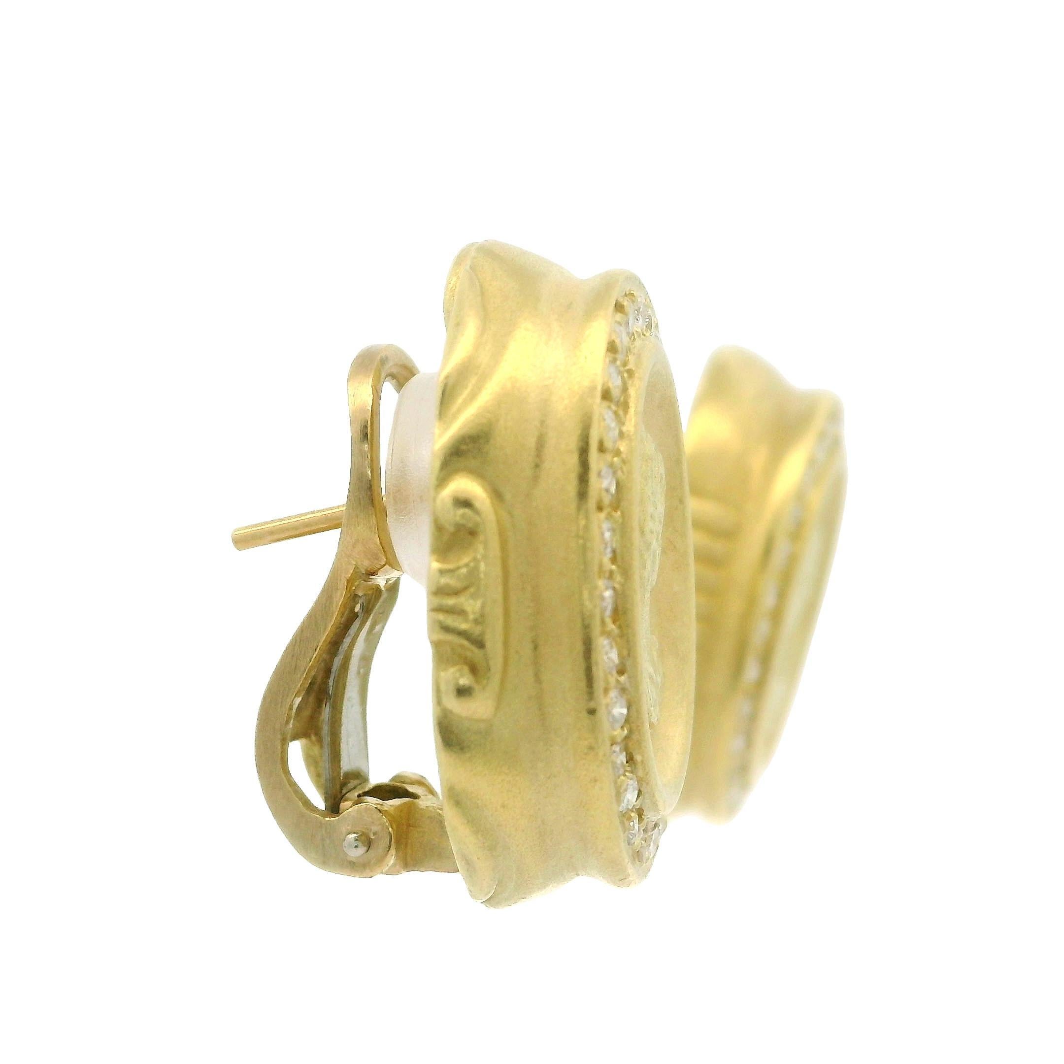 Pendientes de Oro Amarillo de 18k Camafeo Retrato Dama c/ 0.84ctw Diamante Halo Mate Grande en Excelente estado para la venta en Montclair, NJ
