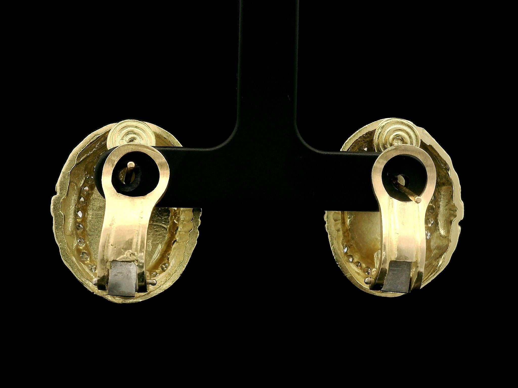 Pendientes de Oro Amarillo de 18k Camafeo Retrato Dama c/ 0.84ctw Diamante Halo Mate Grande en venta 1