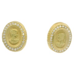 18 Karat Gelbgold Kamee Porträt Dame mit 0,84 Karat Diamant Halo Matte große Ohrringe