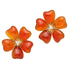 Pendientes Flor de Cornalina de Oro Amarillo de 18k con Detalles de Diamantes