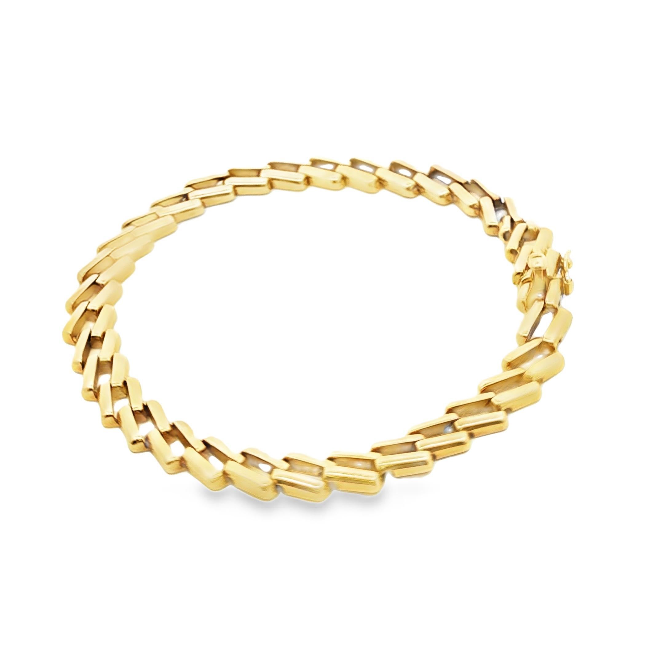 Une danse dorée d'élégance et de précision.

Ce bracelet 1970 de Cartier capture l'essence de la sophistication moderne. Réalisés en or jaune 18 carats, ses maillons entrelacés forment un design fluide et sans couture qui habille le poignet d'un