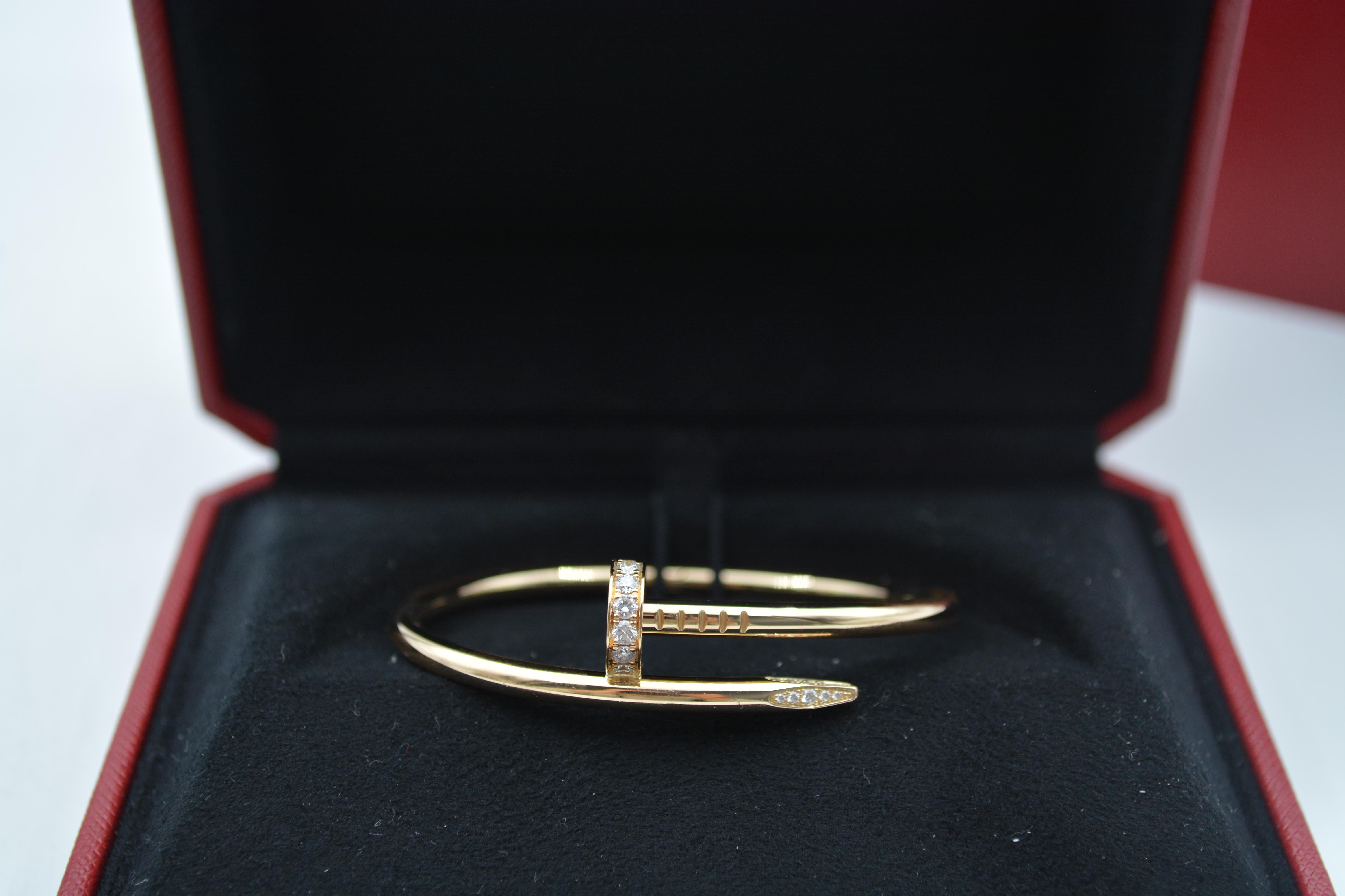 Il bracciale Cartier Juste un Clou è un pezzo audace e moderno che incarna lo spirito di ribellione e individualità. Disegnato originariamente negli anni '70, 