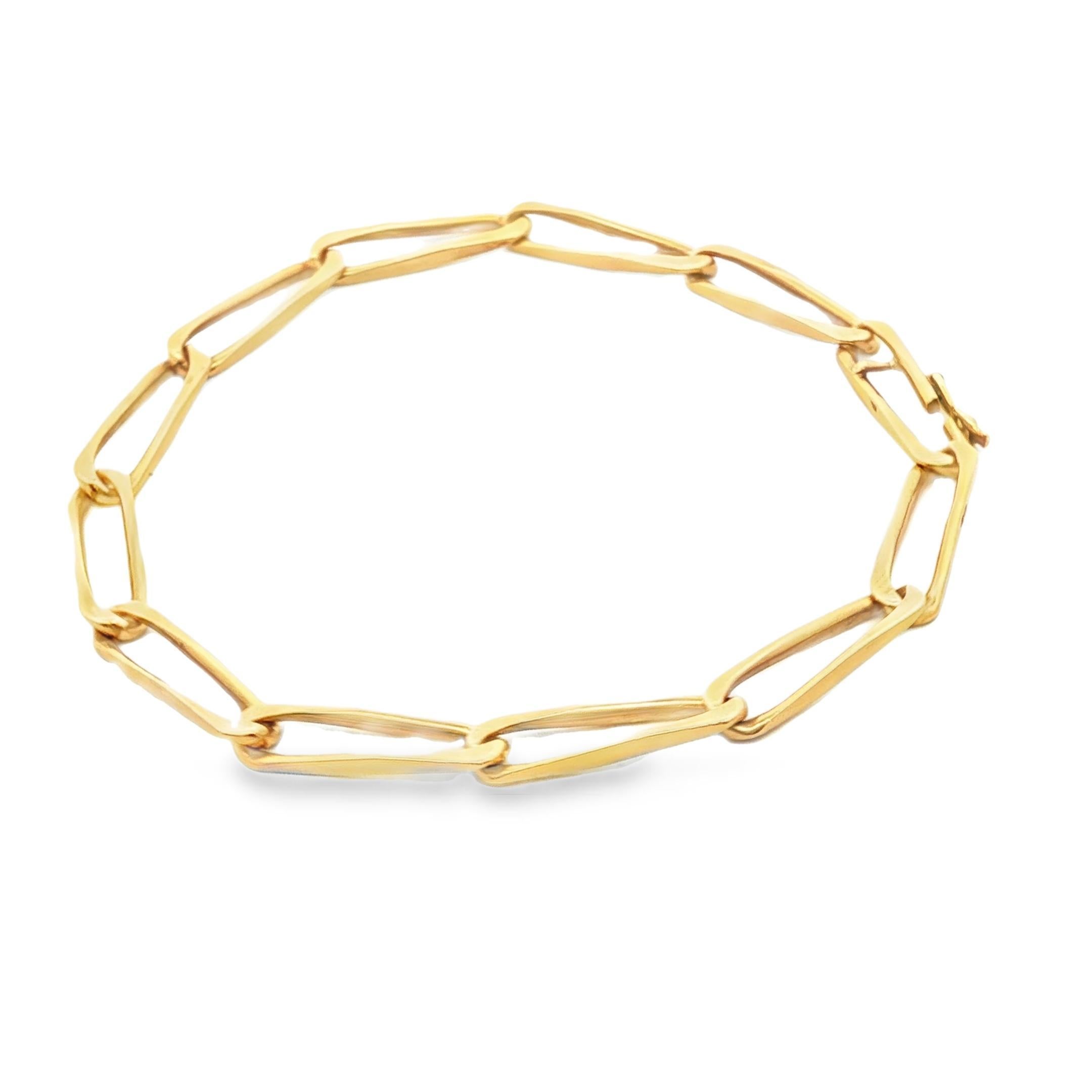 Une danse d'Elegance, une chaîne de Grâce  
Circa 1950, France

En or jaune 18 carats, ce bracelet Cartier de 1950 incarne la sophistication discrète. Chaque maillon, allongé et épuré, forme une chaîne sans couture qui murmure l'élégance et la