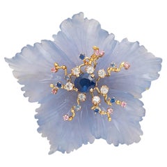 Broche de oro amarillo de 18k y calcedonia azul tallada con zafiro y diamante