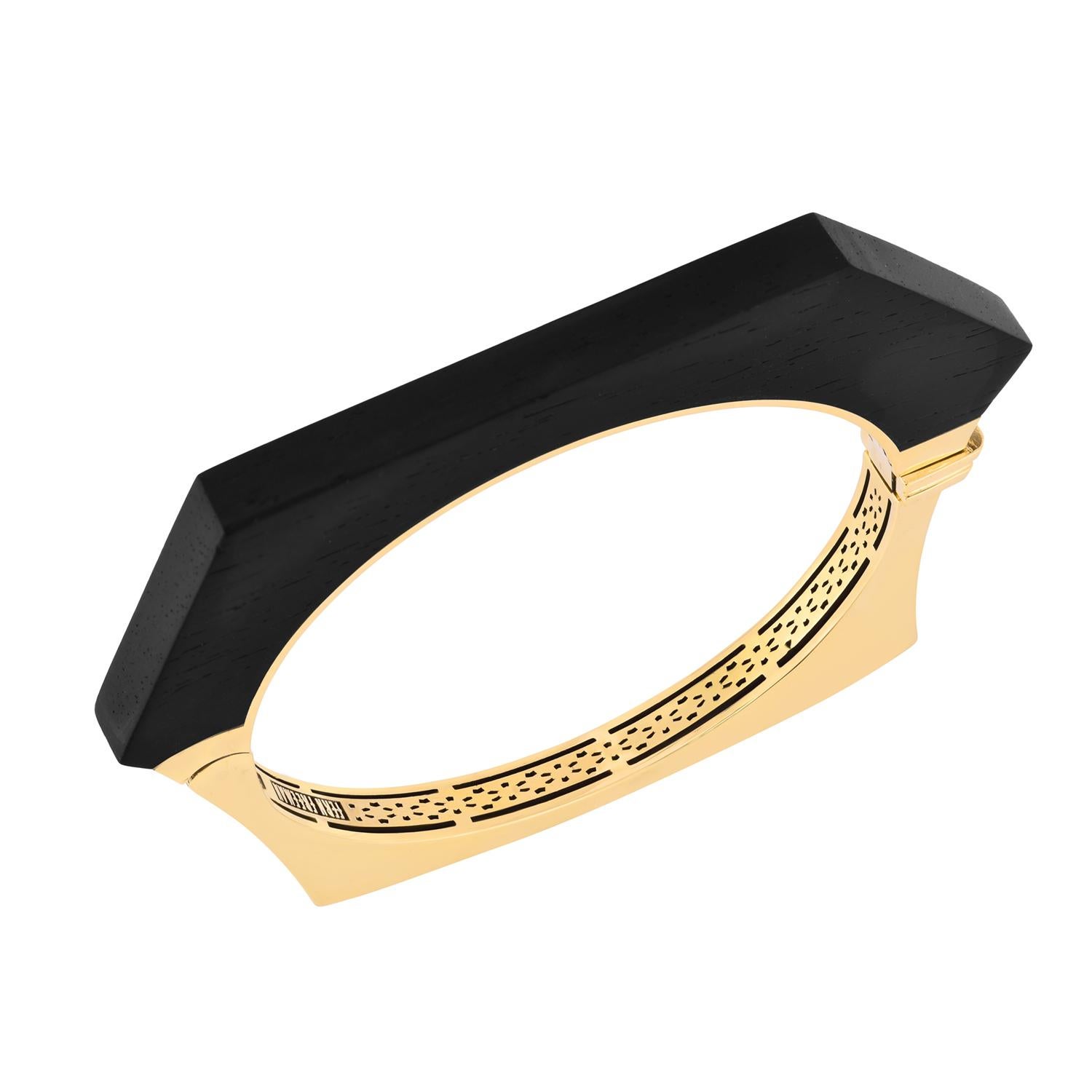 Entrez dans le royaume de l'élégance inégalée avec le bracelet hexagonal en ébène sculpté en or jaune 18 carats, un chef-d'œuvre de l'estimée créatrice Fern Freeman. Ce superbe bracelet marie l'opulence de l'or jaune 18 carats à la beauté riche et