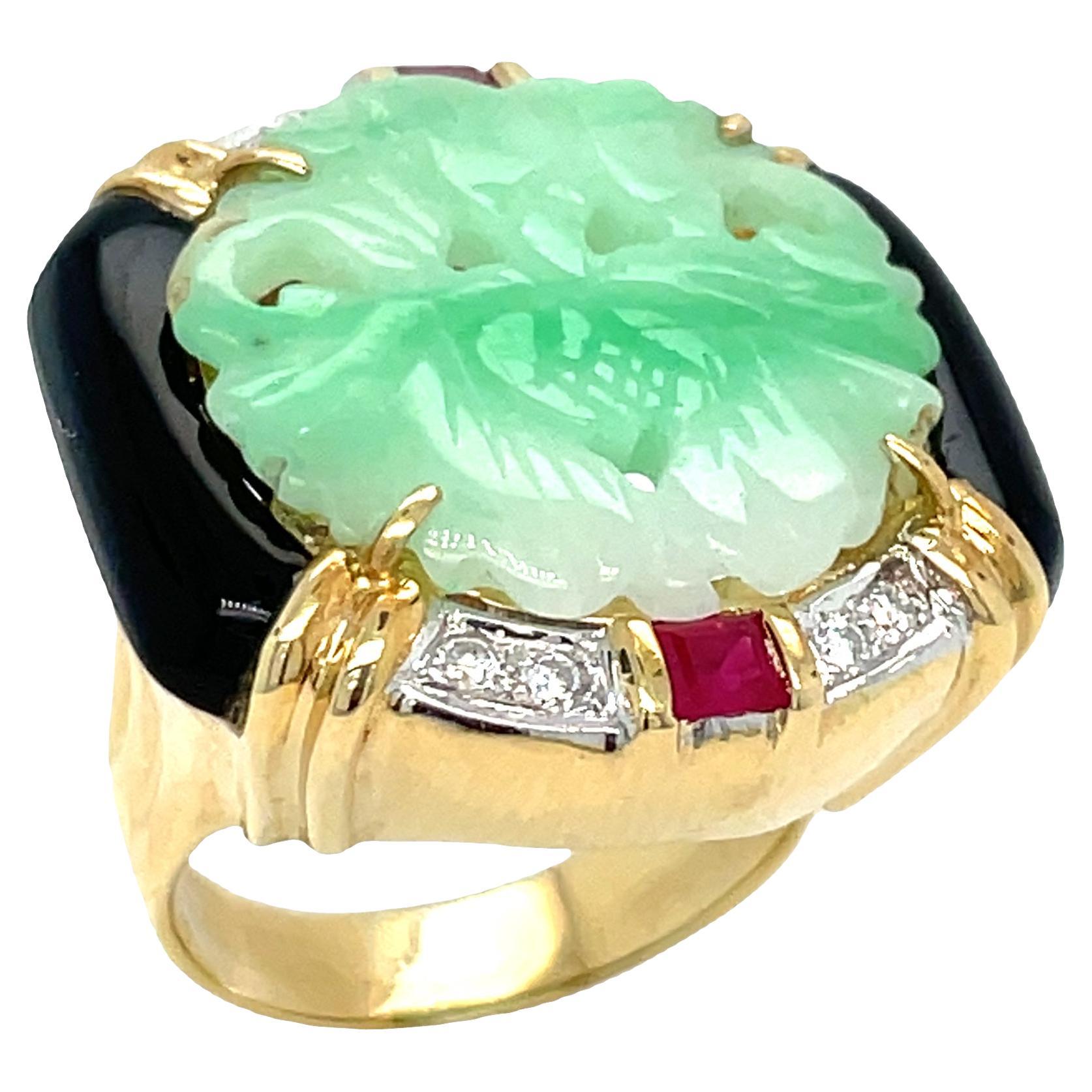 Anello in oro giallo 18K con giada intagliata, diamante e onice e rubino