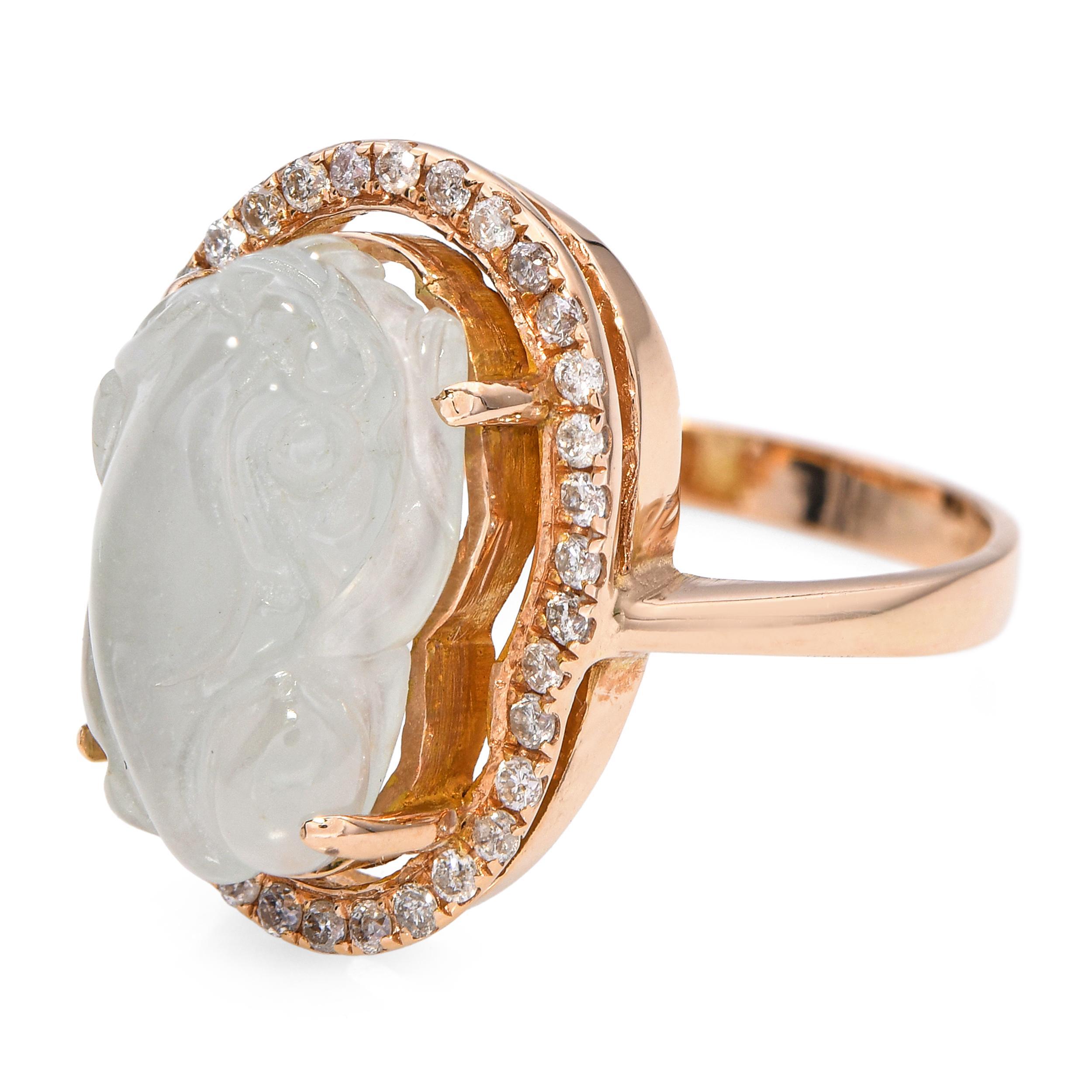 Dieser Ring aus 18 Karat Gelbgold ist mit einem fein geschnitzten Jadefrosch verziert, der dem Stück einen charmanten und symbolischen Charakter verleiht, der mit Glück und Wohlstand assoziiert wird. Die glatte Politur der Jade und die detaillierten