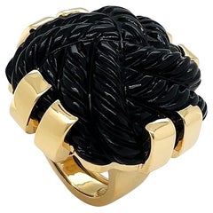 Anillo de ónix negro cuadrado tallado en oro amarillo de 18 quilates