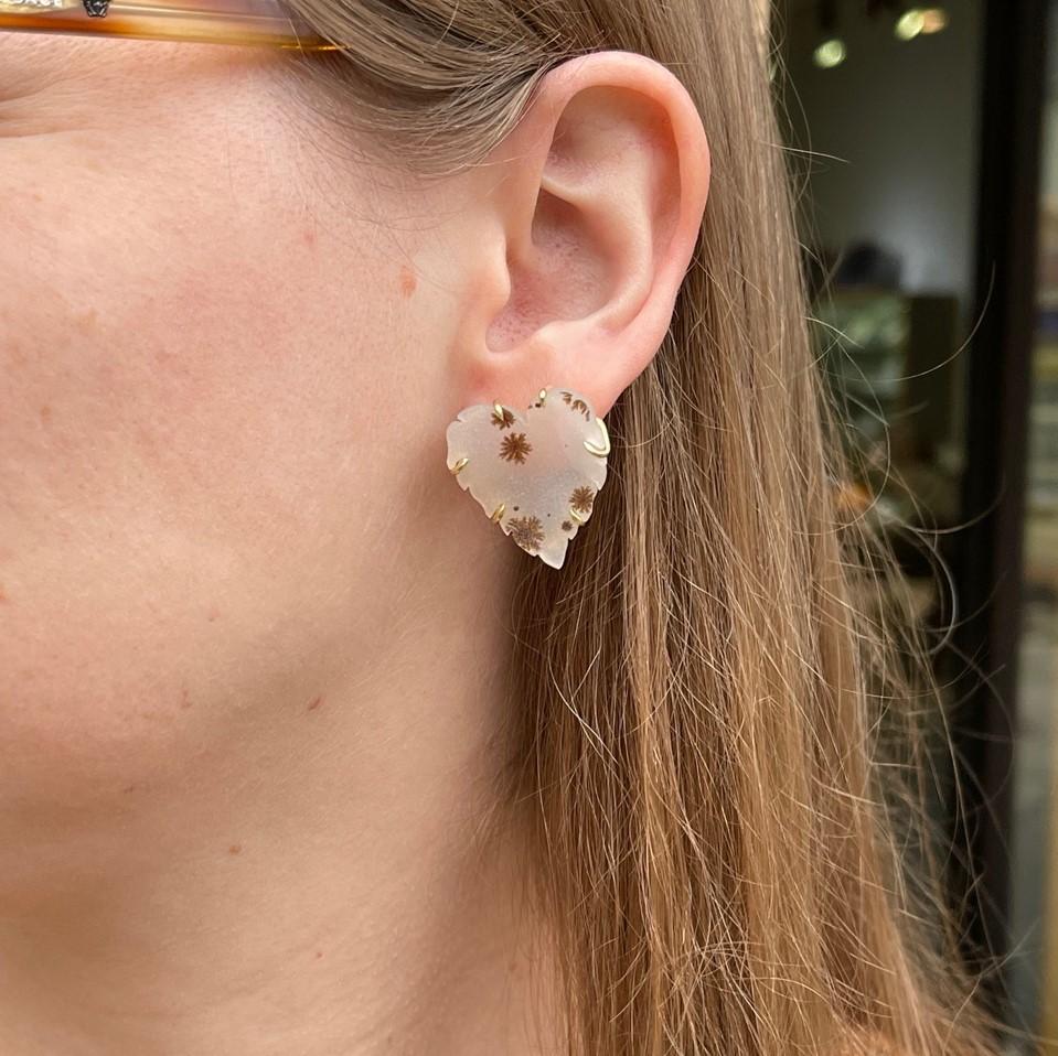 18k Yellow Gold Carved White and Brown Druzy Heart Studs In New Condition For Sale In Greenville, SC