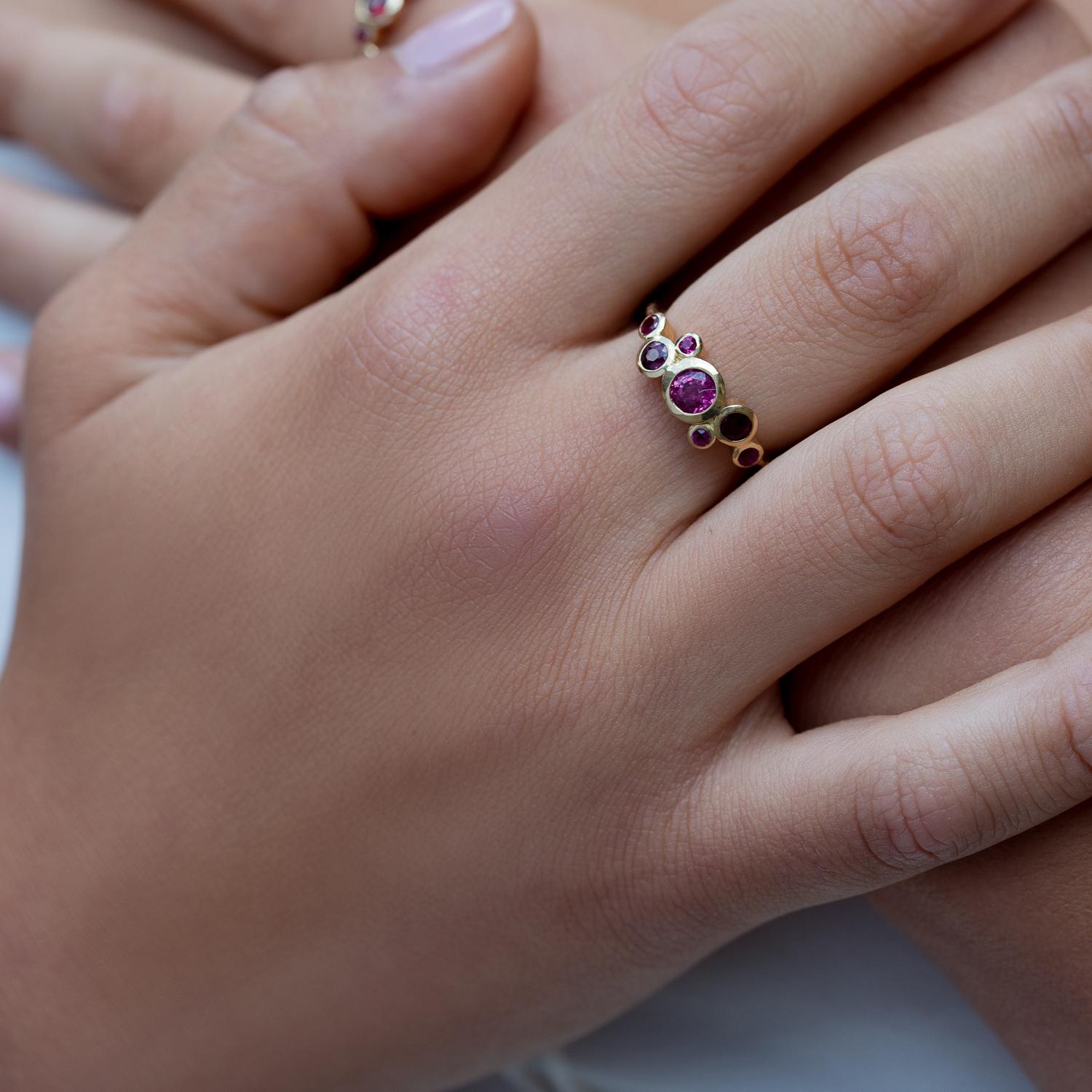 Bague en or jaune 18 carats avec rubis en vente 1