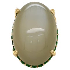 Anello a cupola in oro giallo 18K con occhio di gatto, pietra di luna e tsavorite