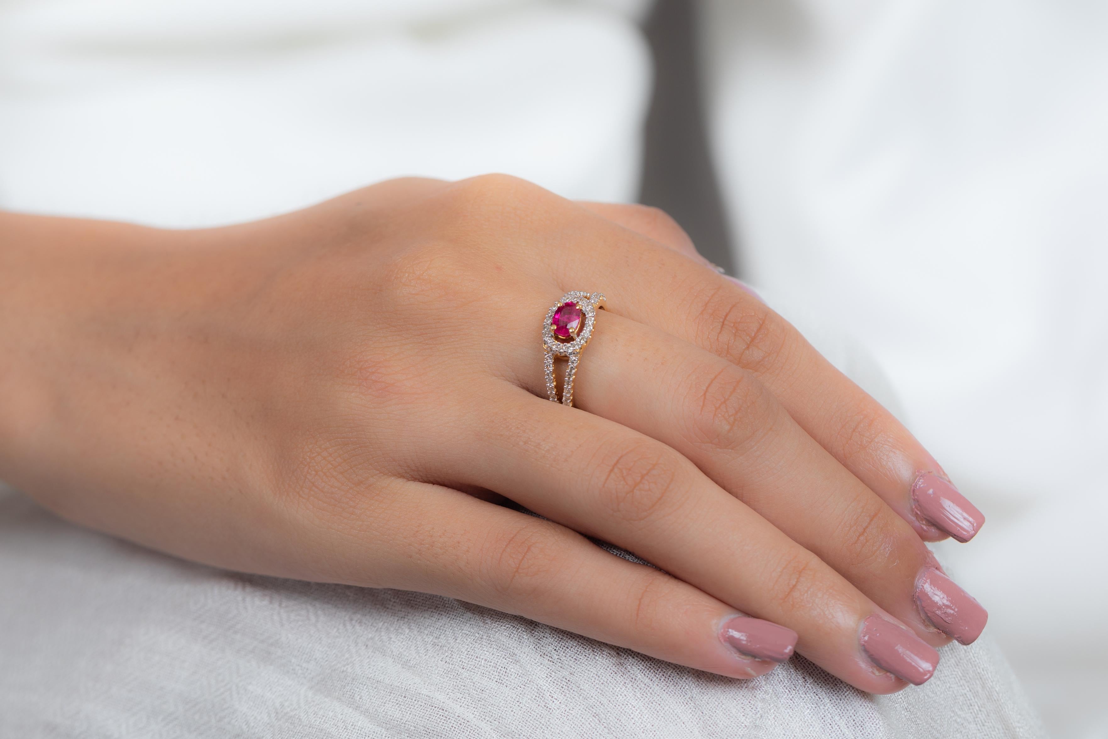 En vente :  Bague de mariage en or jaune 18 carats avec rubis de taille ovale au centre et halo de diamants 4