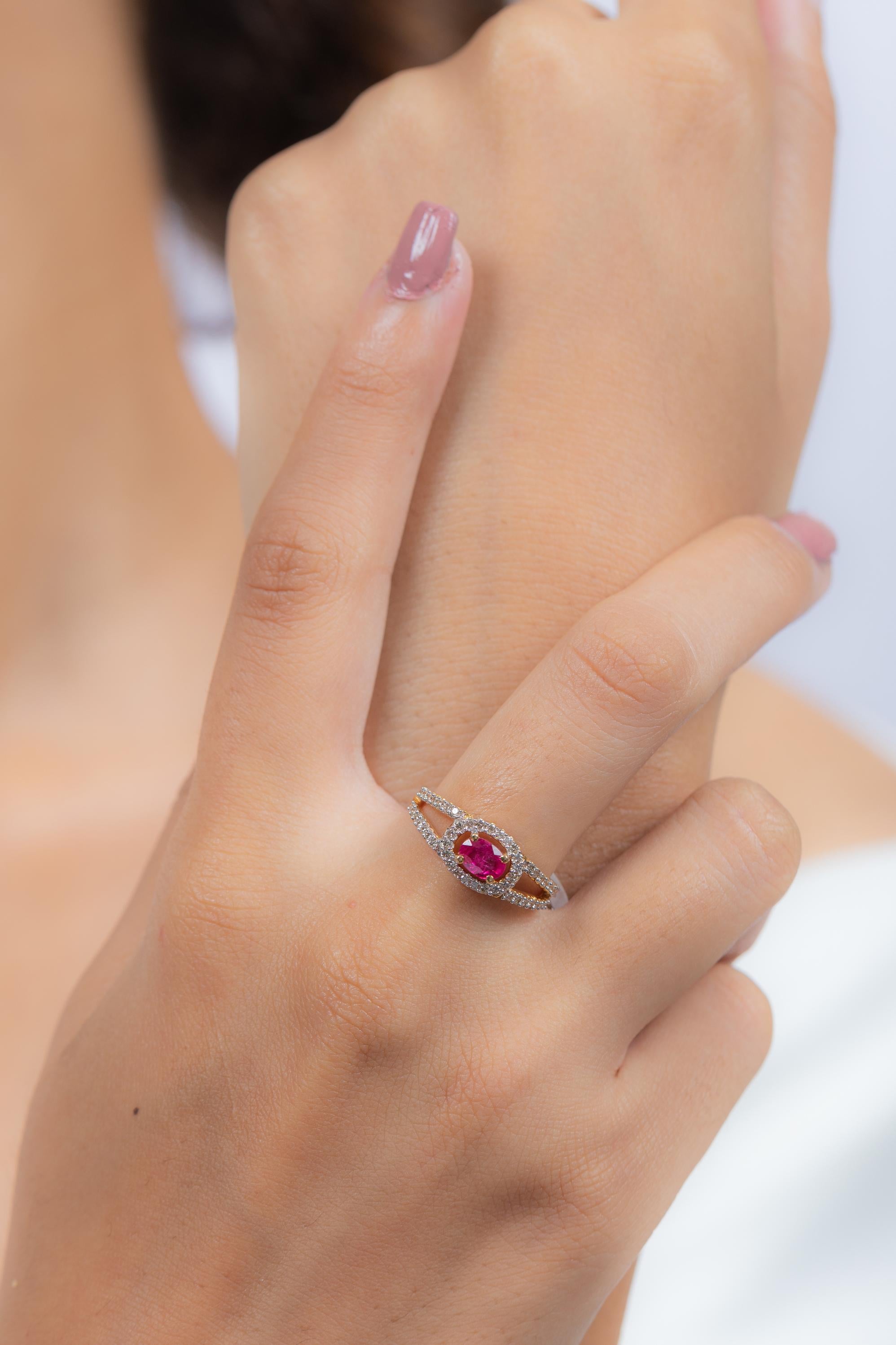 En vente :  Bague de mariage en or jaune 18 carats avec rubis de taille ovale au centre et halo de diamants 7
