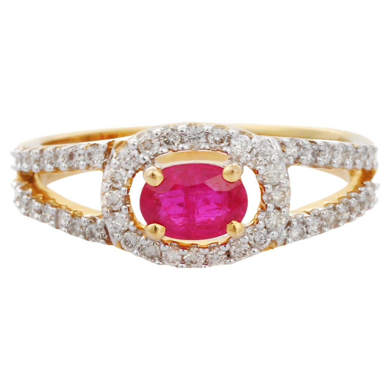 Bague de mariage en or jaune 18 carats avec rubis taille ovale au centre et halo de diamants