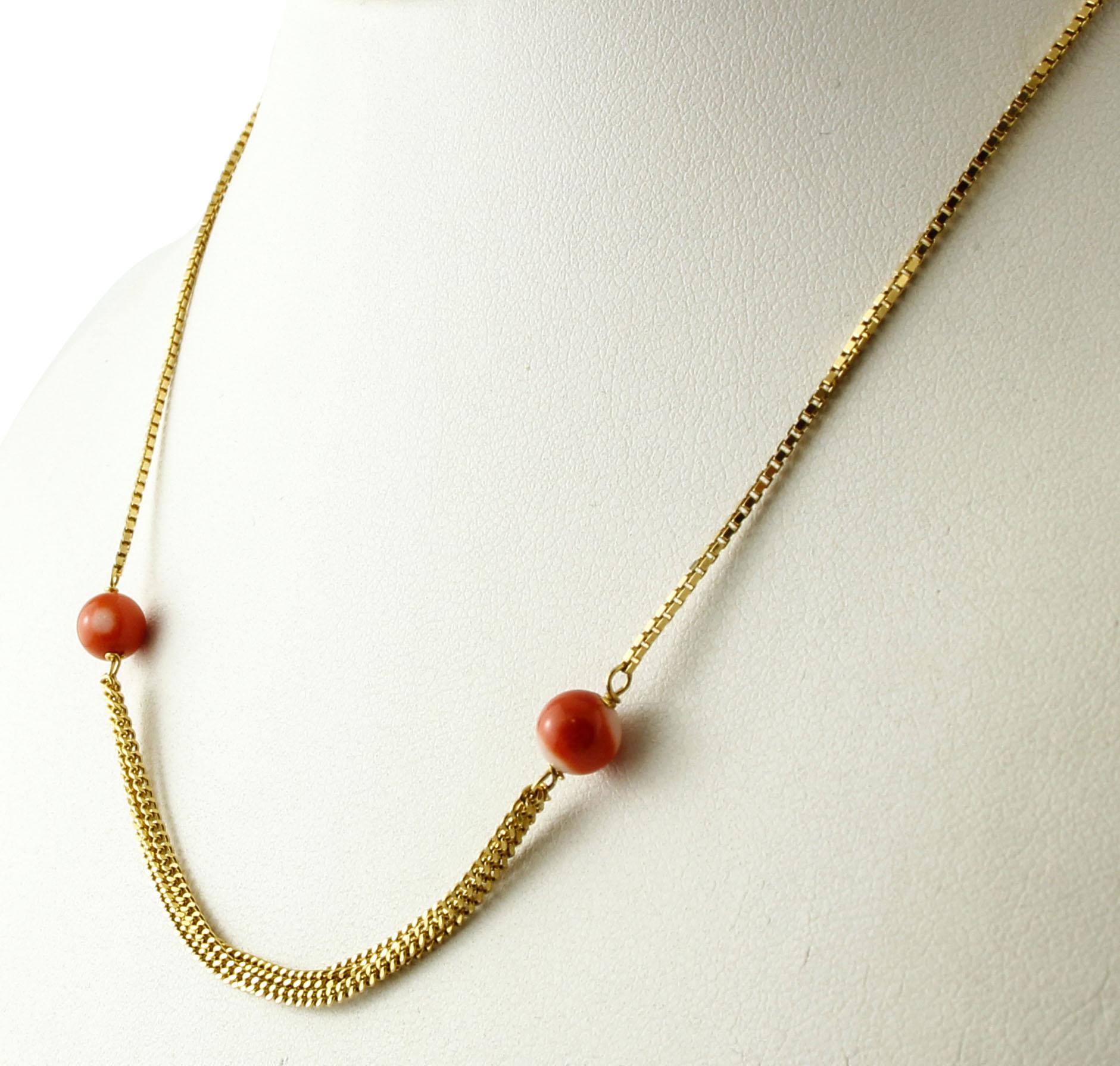 Lovely and simple necklace realized with 18k yellow gold chain with 2 sphere of elatius coral as decorations. 
This necklace is realized by Italian master goldsmiths
Coral 0.5 g
Total weight 4.7 g
Length 40 cm
RF +EIA

For any enquires, please