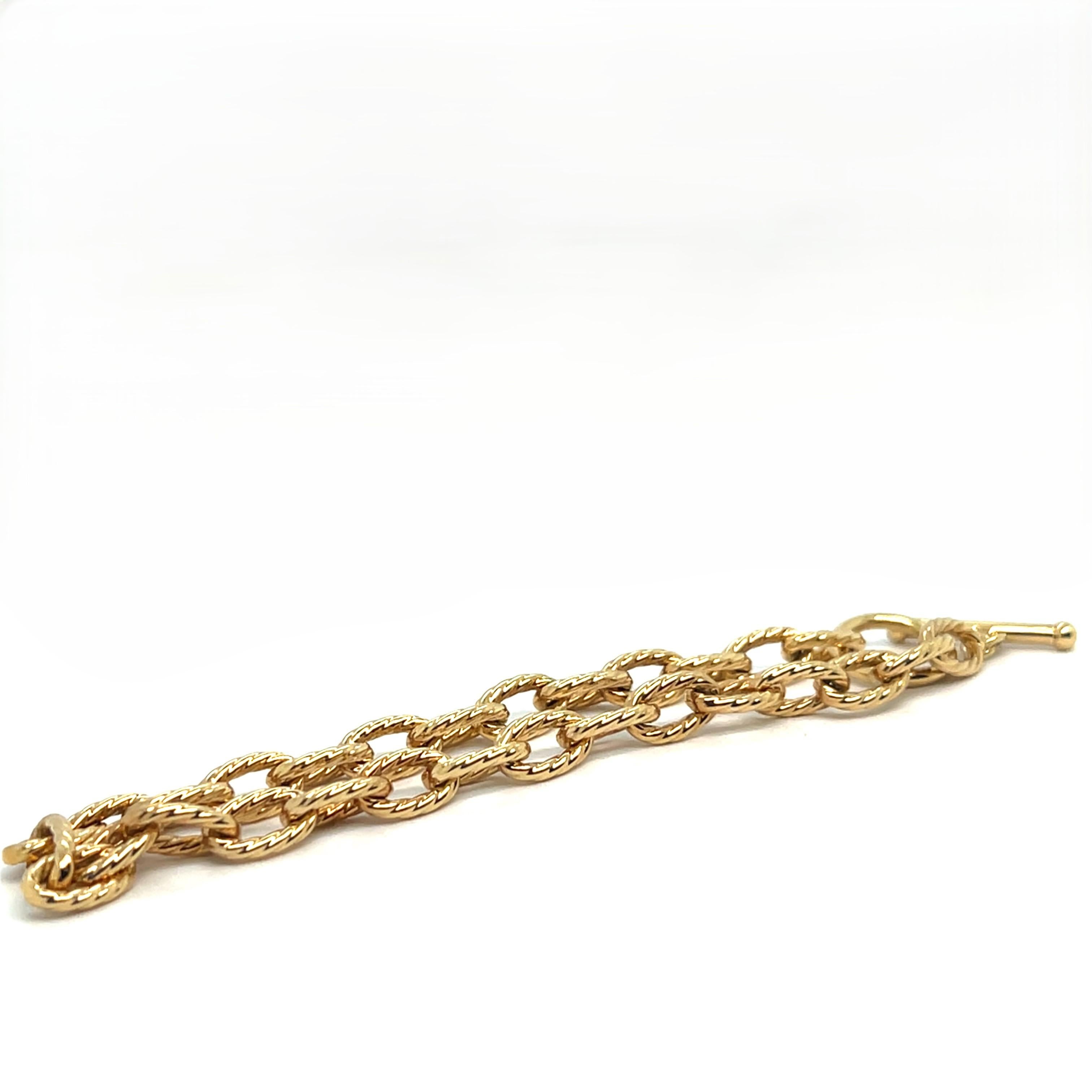 Réalisé en or jaune 18 carats, ce bracelet exquis est un parfait exemple de luxe discret. Son design en chaîne, à la fois raffiné et polyvalent, en fait un accessoire idéal en toute occasion, qu'il s'agisse de s'habiller pour un événement spécial ou