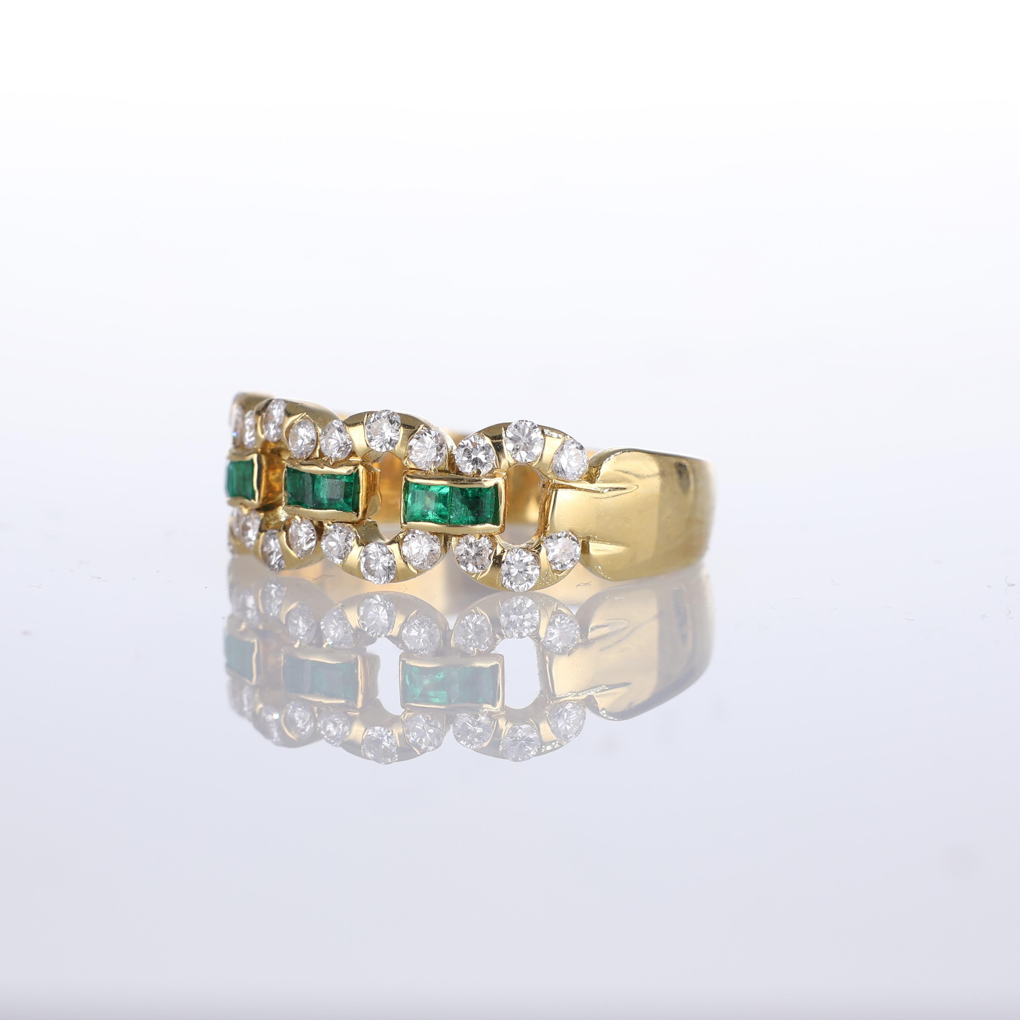 18k Yellow Gold Chain Design Ring with Emeralds and Diamonds In New Condition For Sale In Bergamo, BG