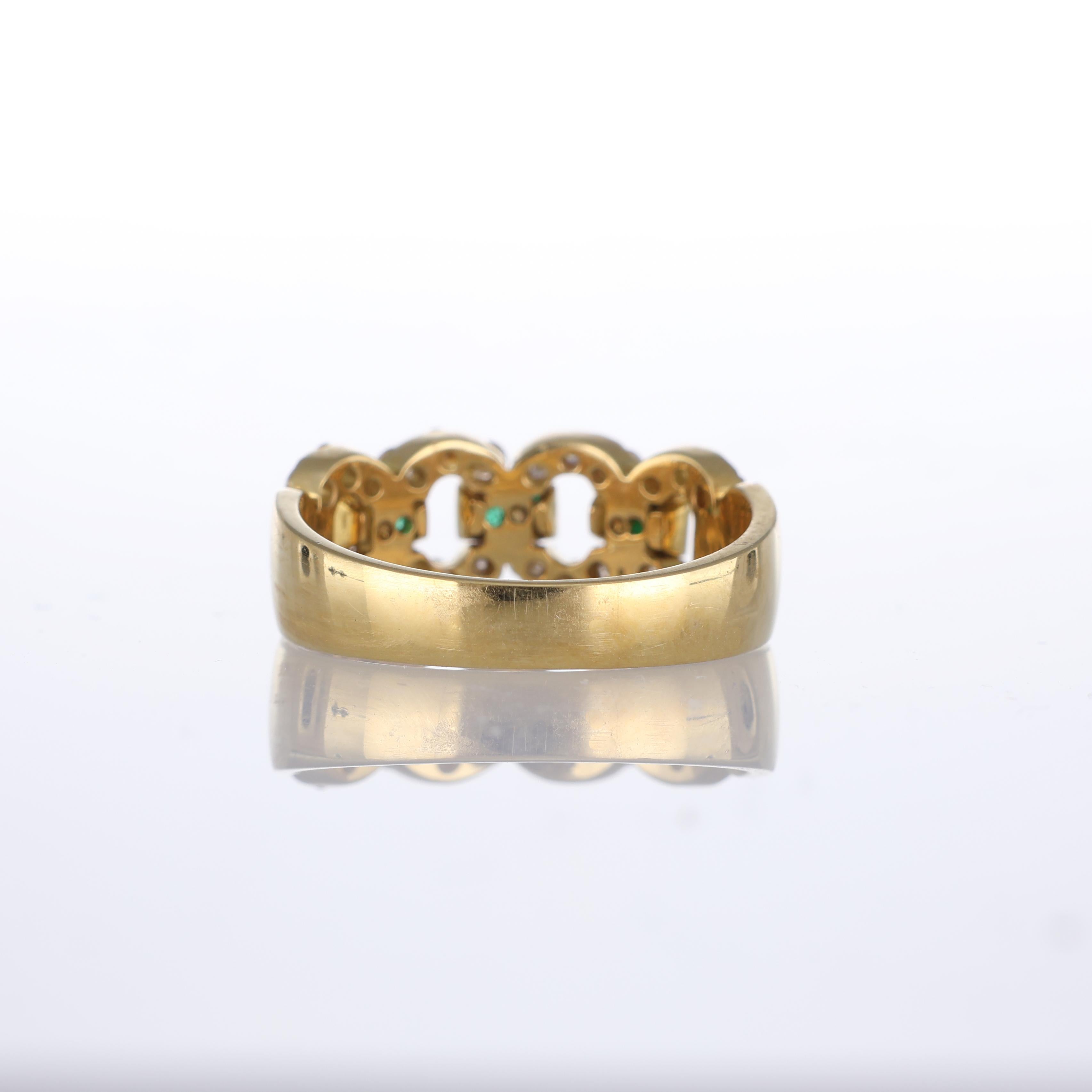 Women's or Men's 18k Yellow Gold Chain Design Ring with Emeralds and Diamonds For Sale