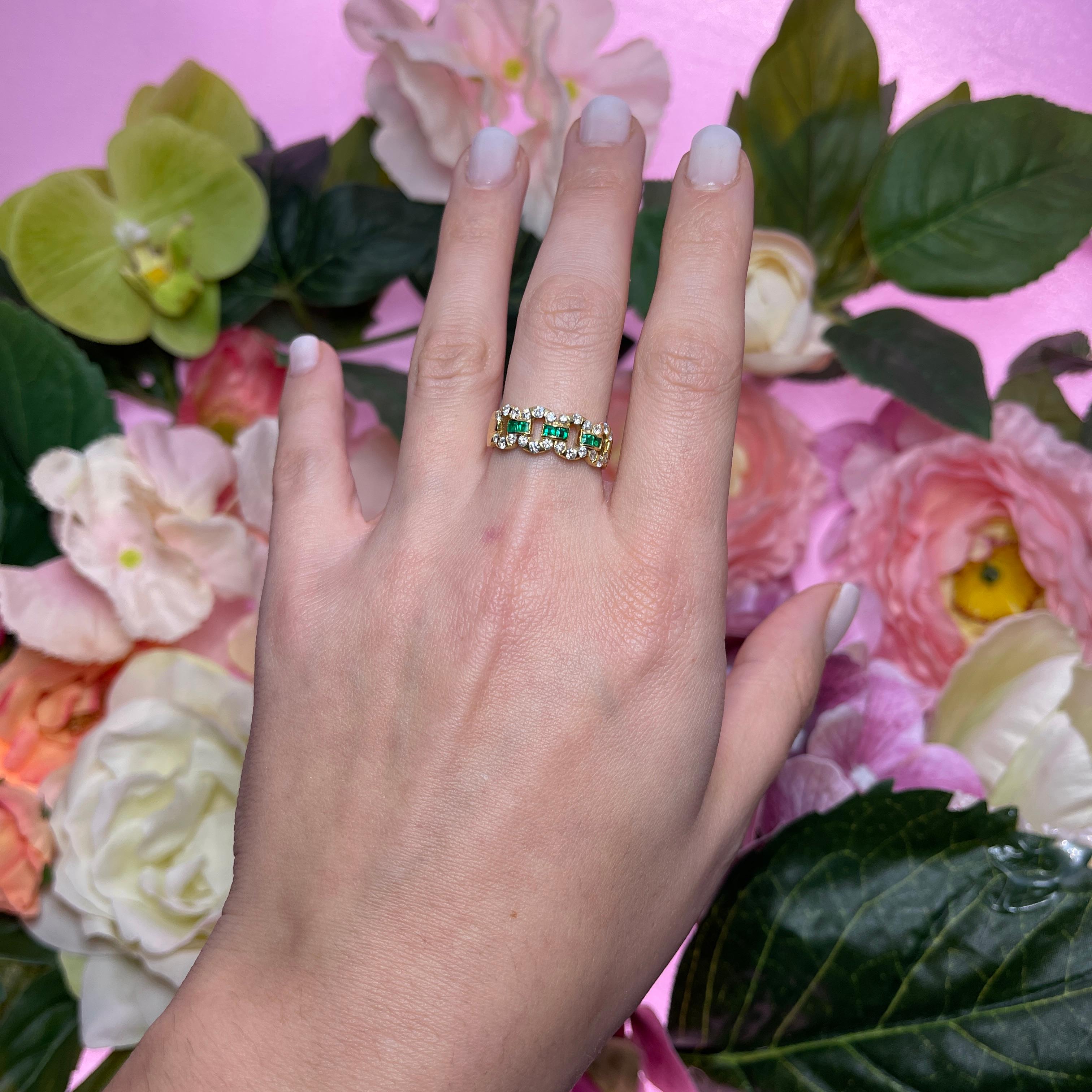 18k Yellow Gold Chain Design Ring with Emeralds and Diamonds For Sale 1