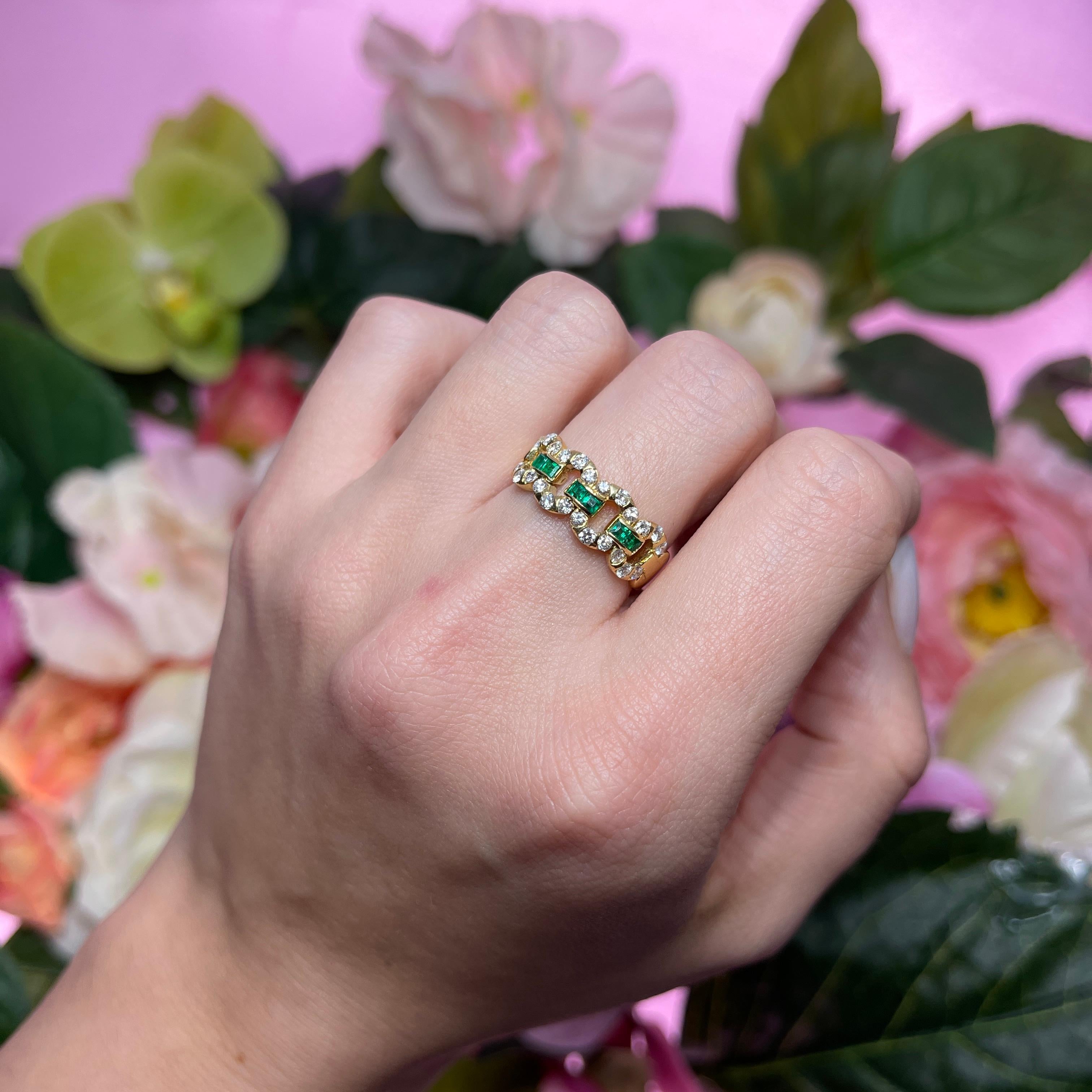 18k Yellow Gold Chain Design Ring with Emeralds and Diamonds For Sale 2