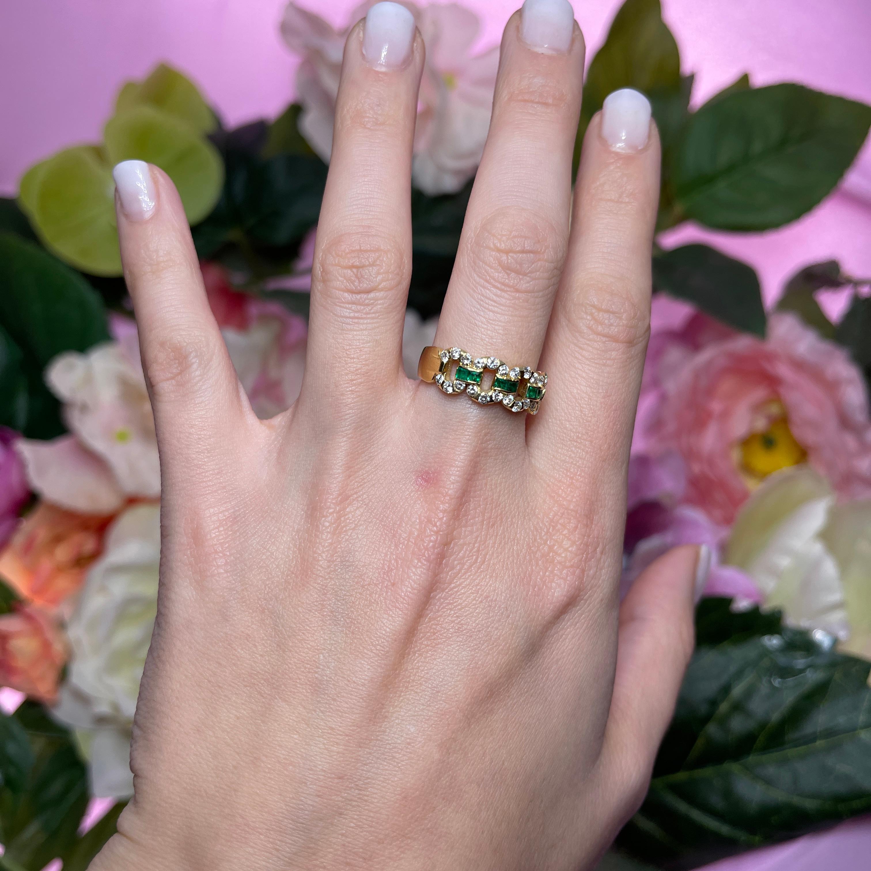 18k Yellow Gold Chain Design Ring with Emeralds and Diamonds For Sale 3