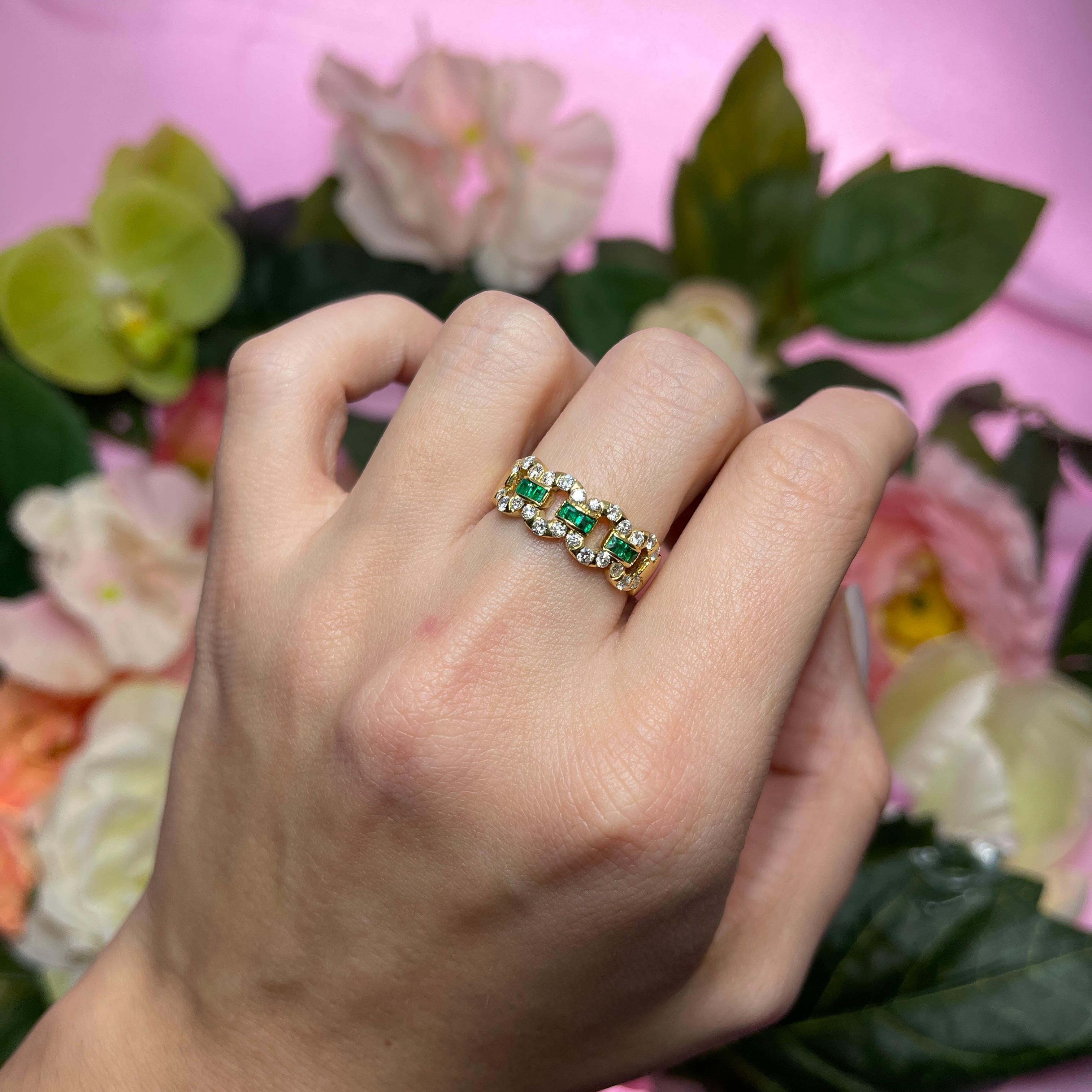 18k Yellow Gold Chain Design Ring with Emeralds and Diamonds For Sale 4