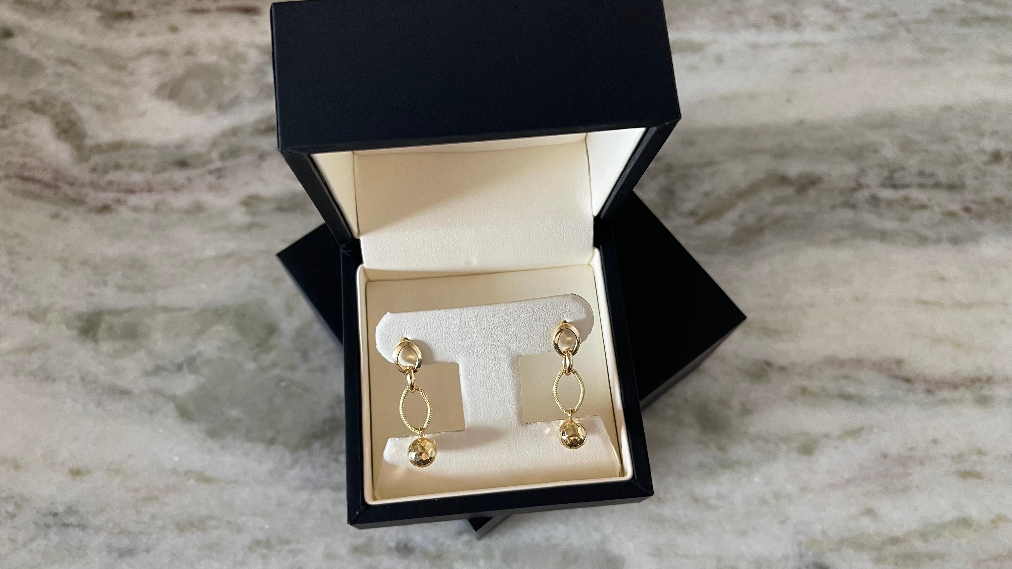 Boucles d'oreilles pendantes en or jaune 18K avec sphère en vente 1