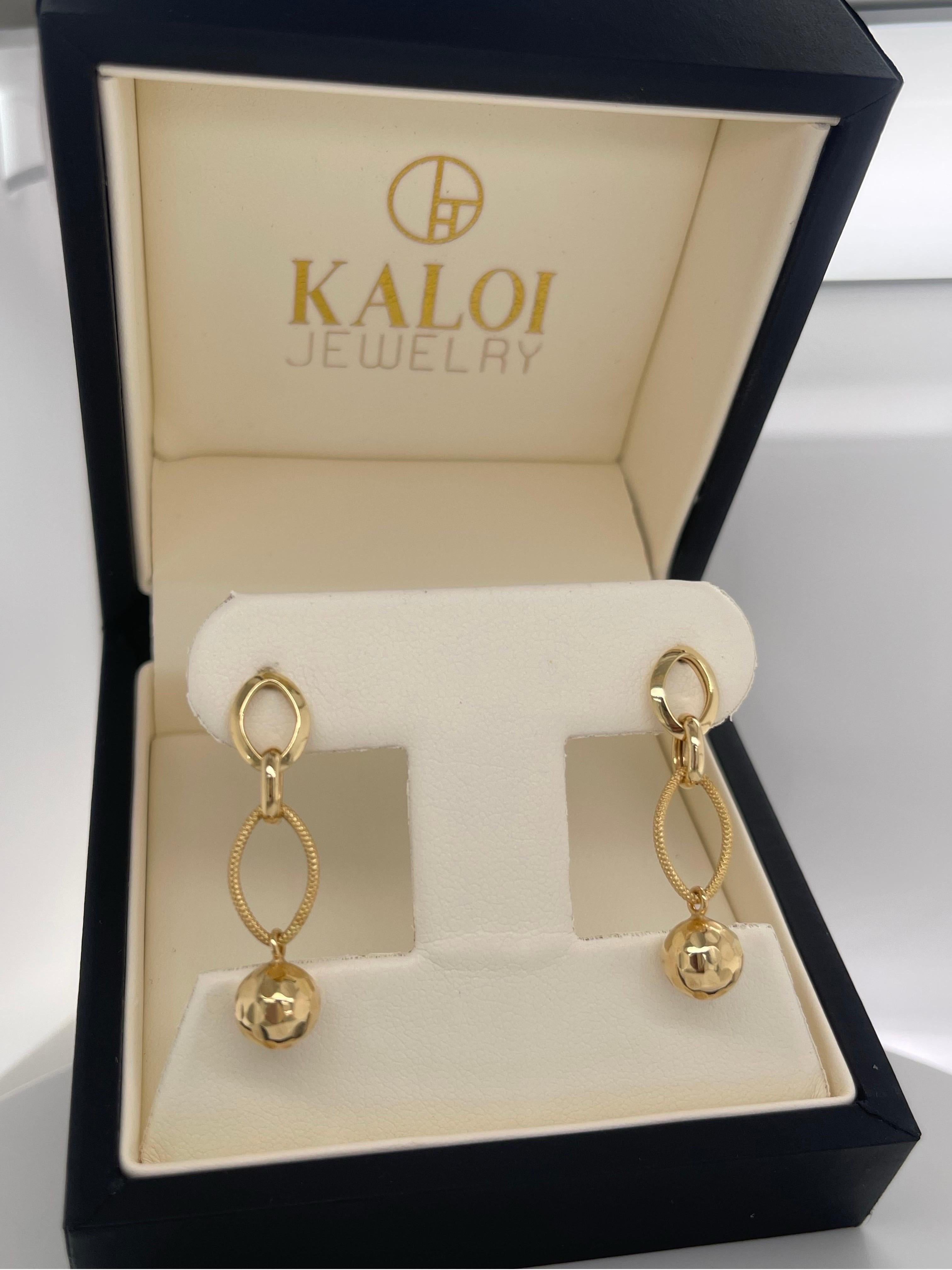 Moderniste Boucles d'oreilles pendantes en or jaune 18K avec sphère en vente
