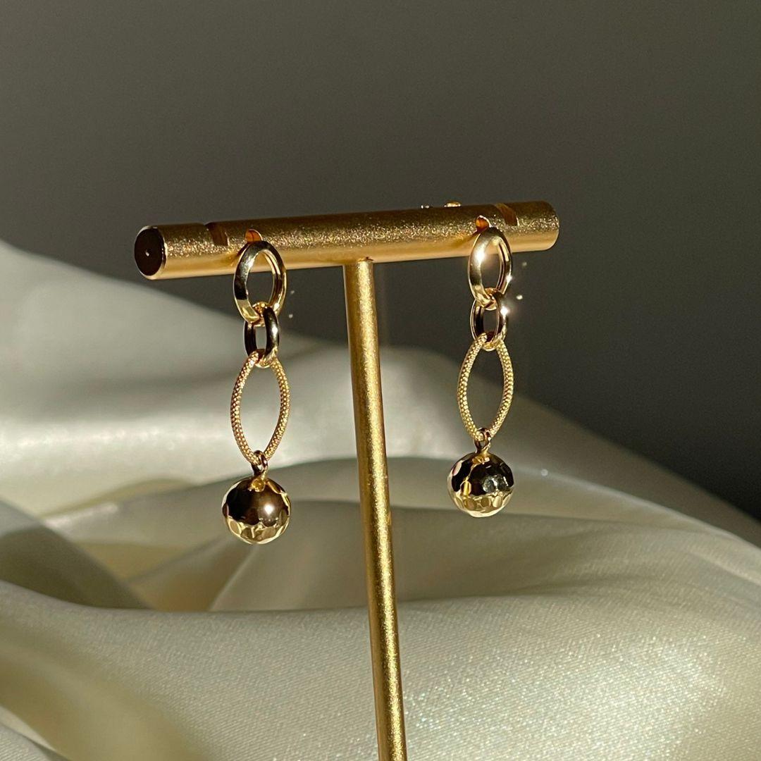Boucles d'oreilles pendantes en or jaune 18K avec sphère en vente 2