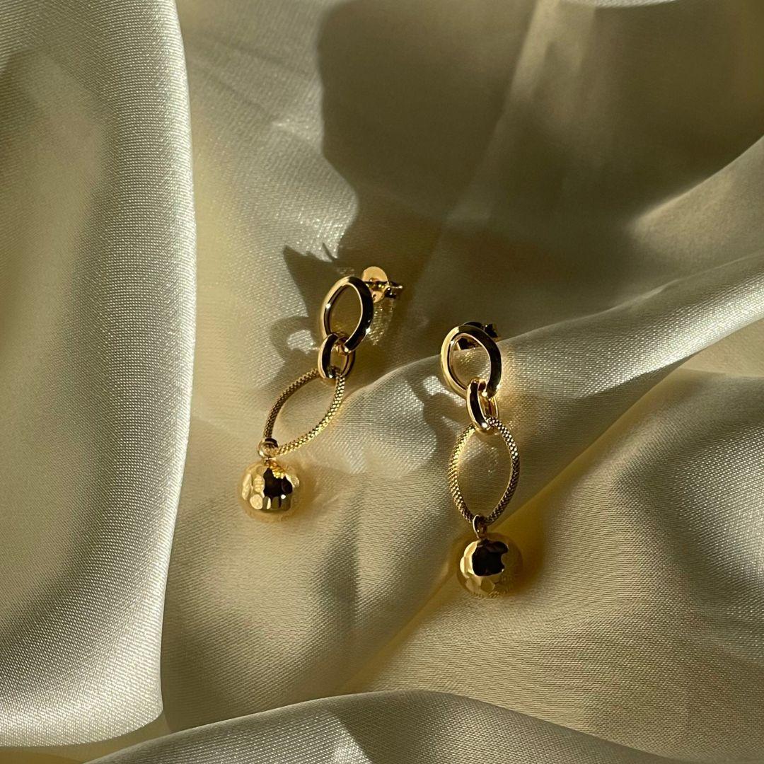 Boucles d'oreilles pendantes en or jaune 18K avec sphère en vente 3