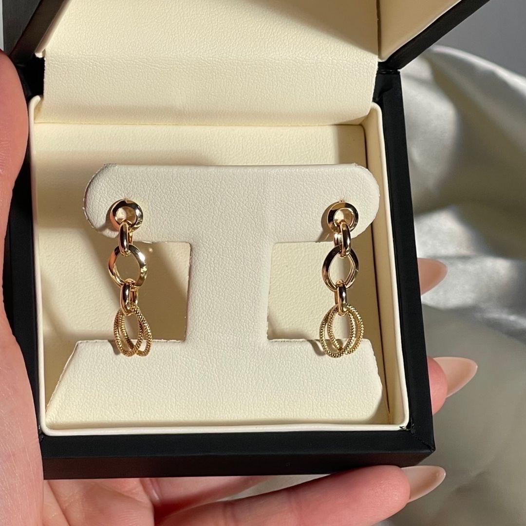 Orecchini a goccia a catena in oro giallo 18K A Link In condizioni Nuovo in vendita a Ridgefield, CT