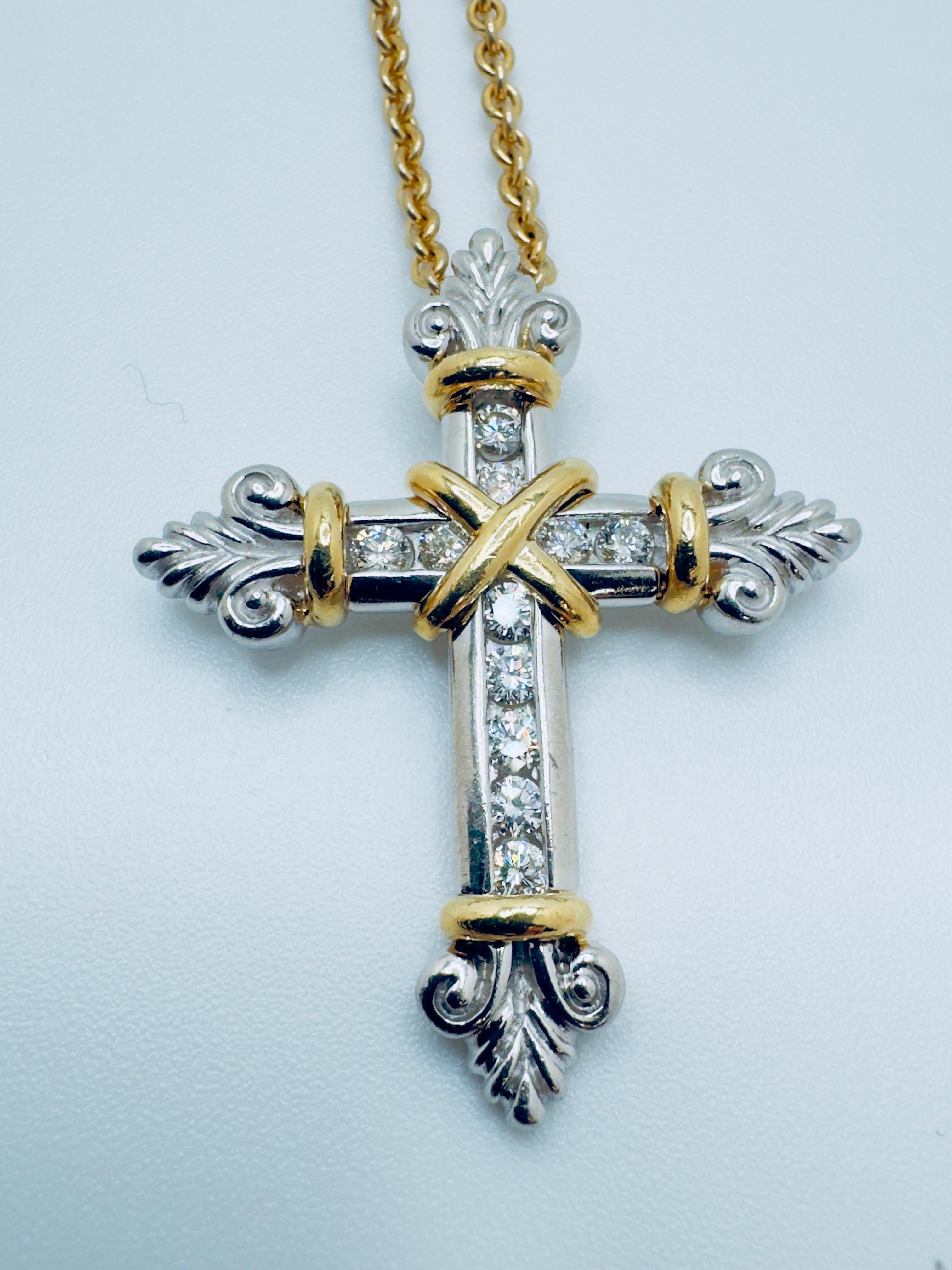 Art Déco 18K Yellow Gold Chain with Platinum Diamond Cross Pendant in vendita
